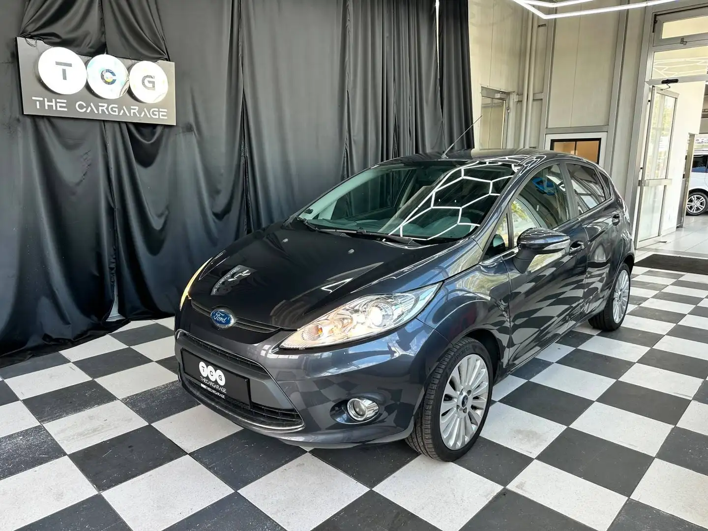 Ford Fiesta Titanium Grau - 1