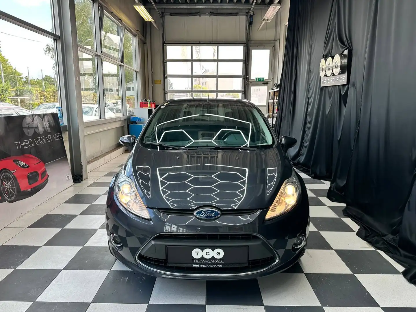 Ford Fiesta Titanium Grau - 2