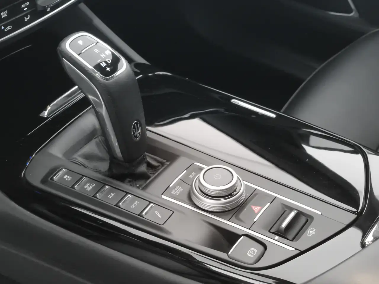 Maserati Levante 2023 — фото 9