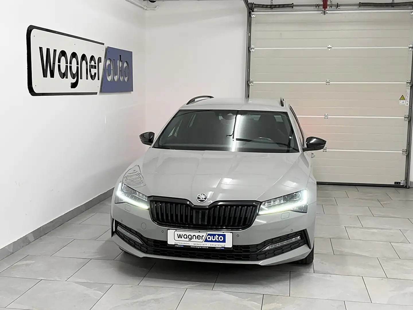 Skoda Superb Kombi 2,0 TDI Sportline DSG.MATRIX LED/ACC/Navi... Grau - 1