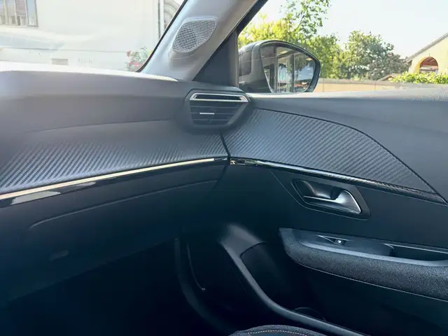 Peugeot 208 view 12