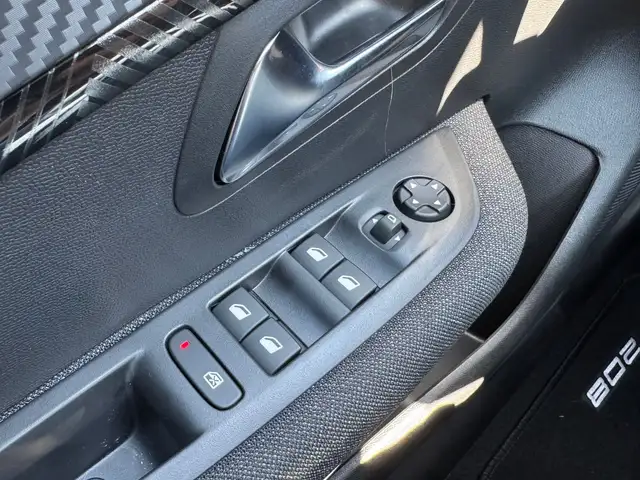 Peugeot 208 view 11