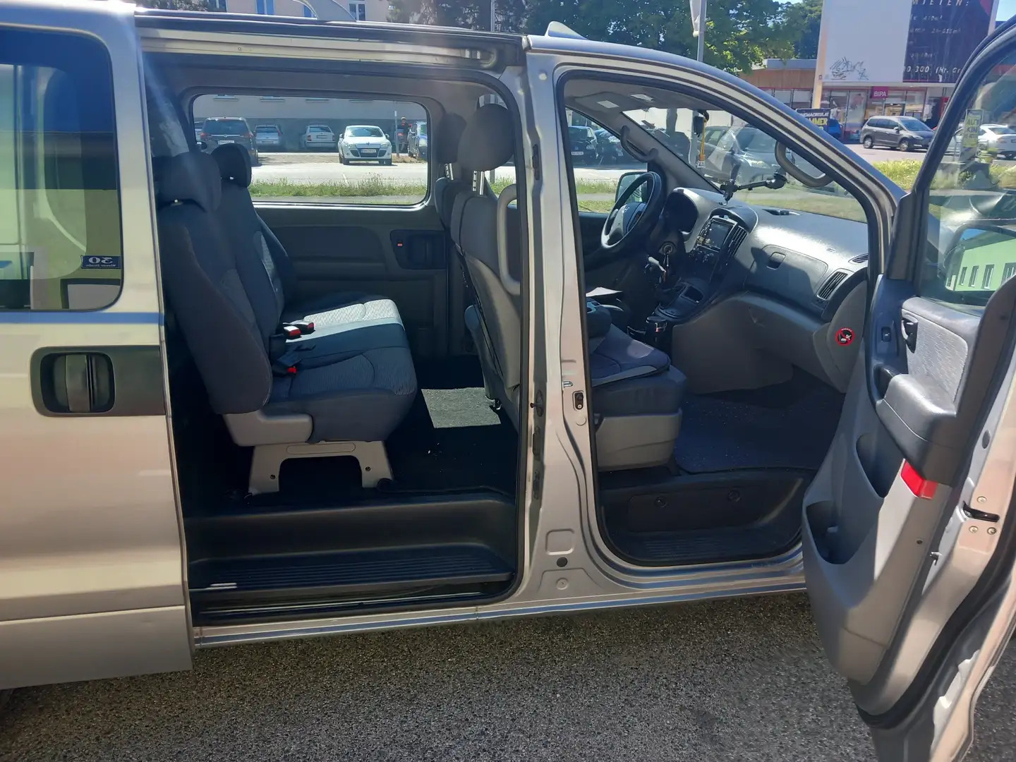 Hyundai H-1 TQ Grau - 1