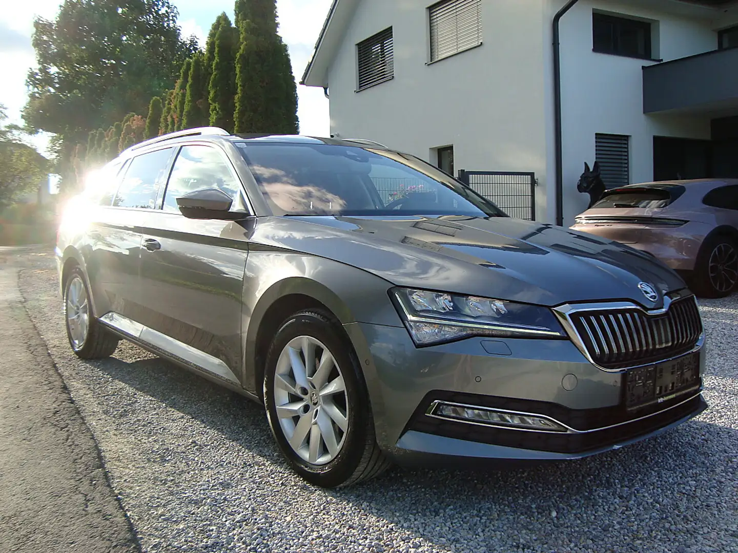 Skoda Superb Kombi 2,0 TDI Style DSG 1-Hand !! Grau - 2