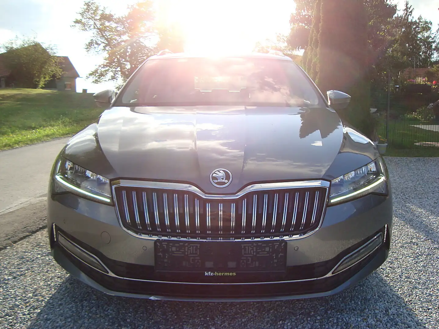 Skoda Superb Kombi 2,0 TDI Style DSG 1-Hand !! Grau - 1