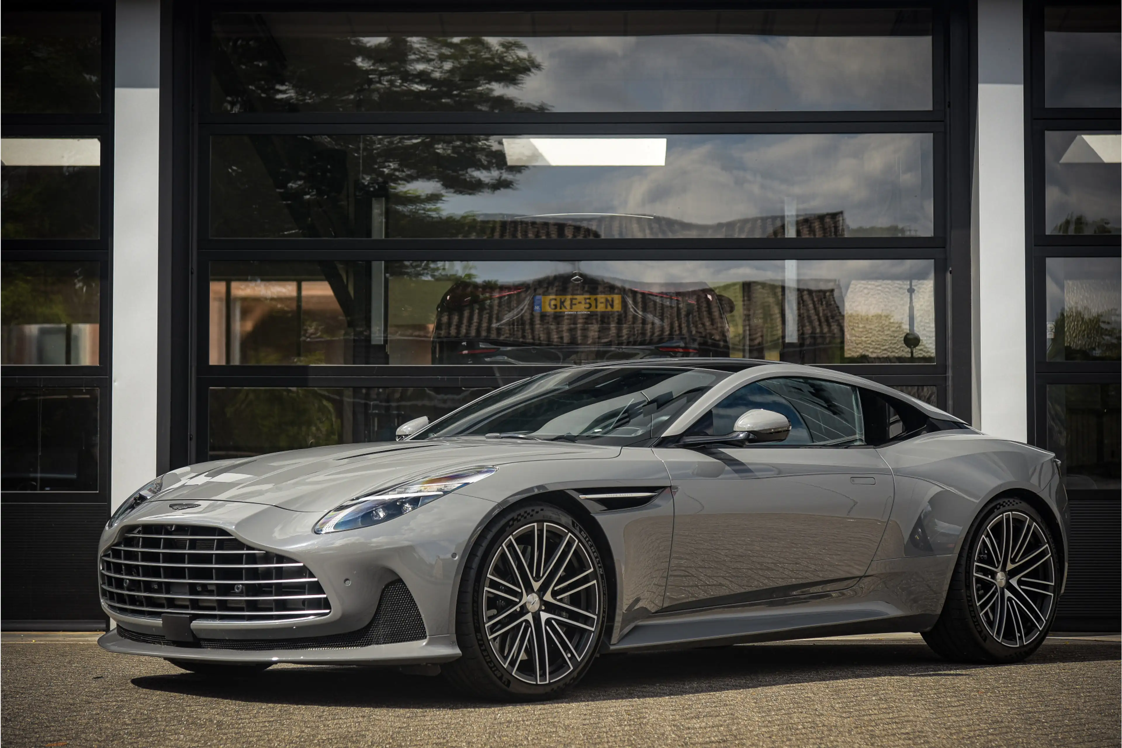 Aston Martin DB12 4.0 V8 — photo 2