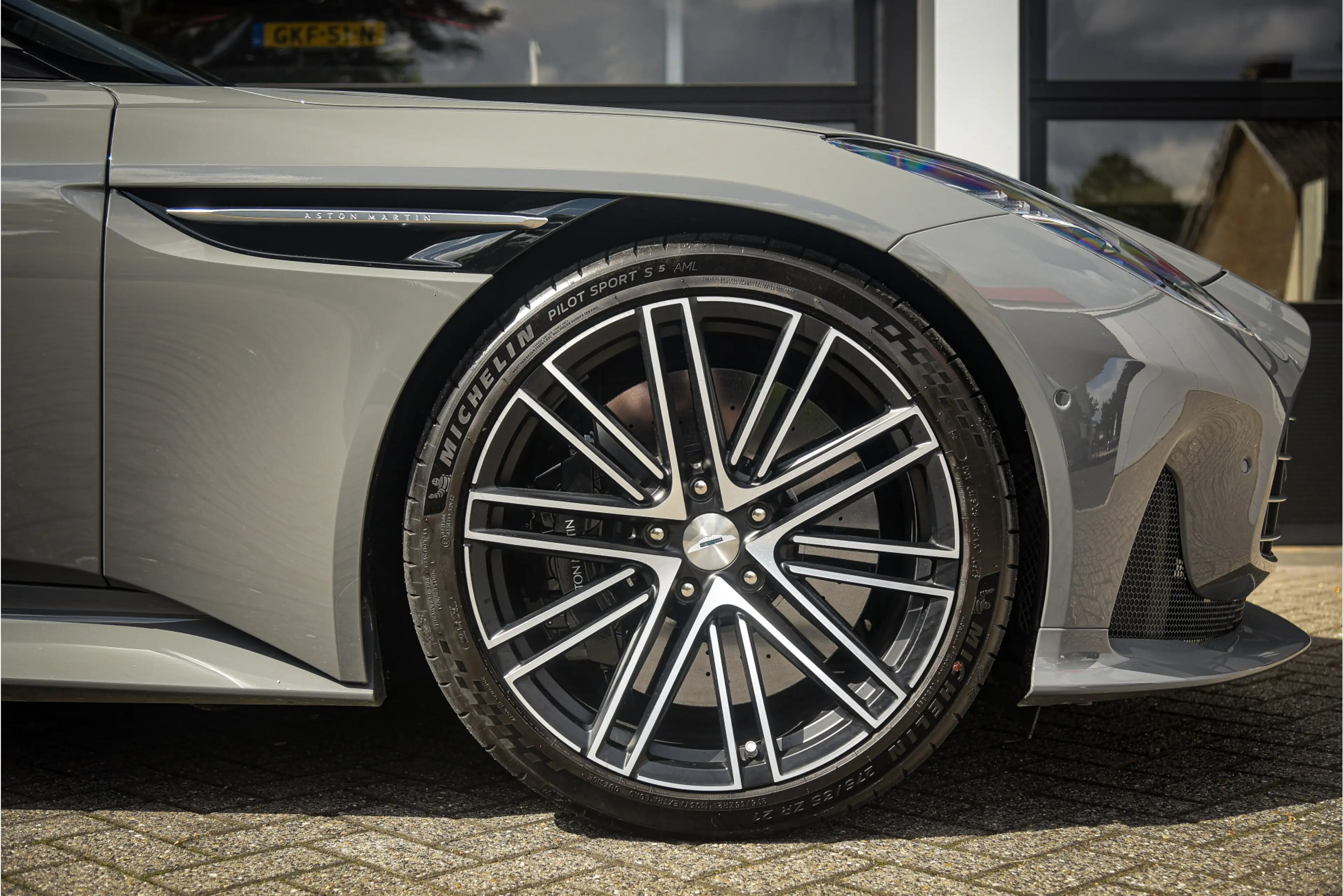 Aston Martin DB12 4.0 V8 — photo 5