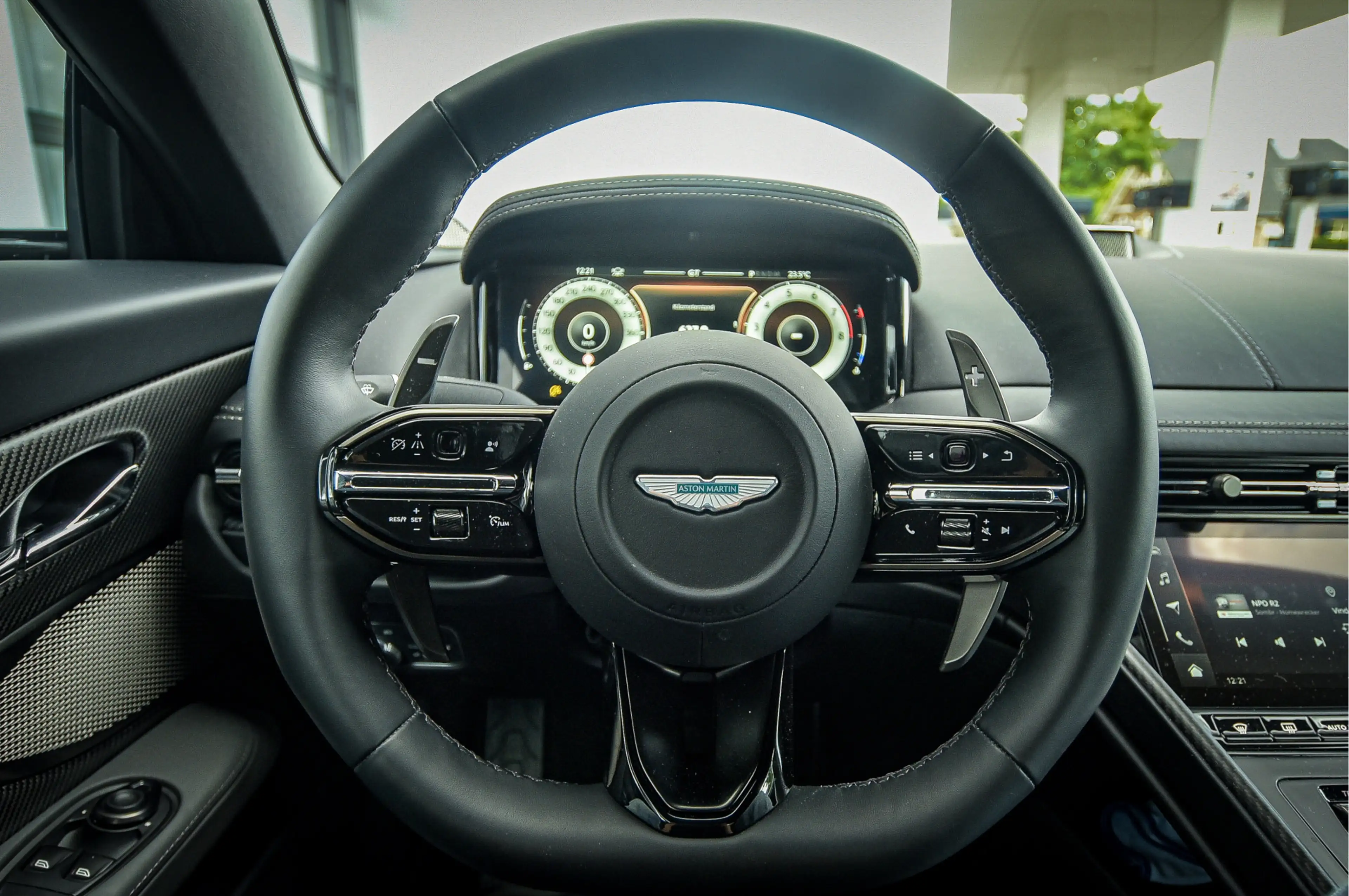 Aston Martin DB12 4.0 V8 — photo 12