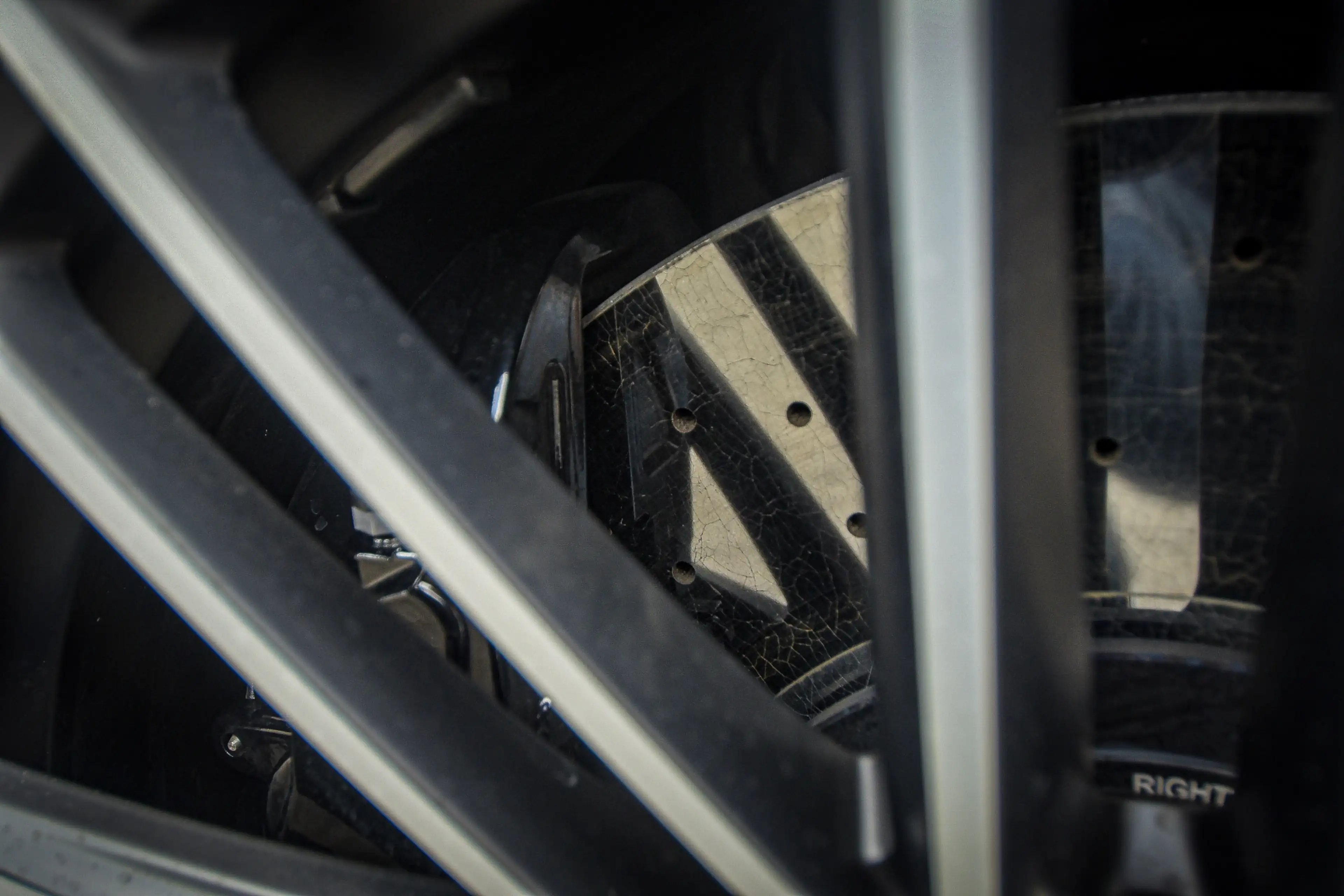 Aston Martin DB12 4.0 V8 — photo 6