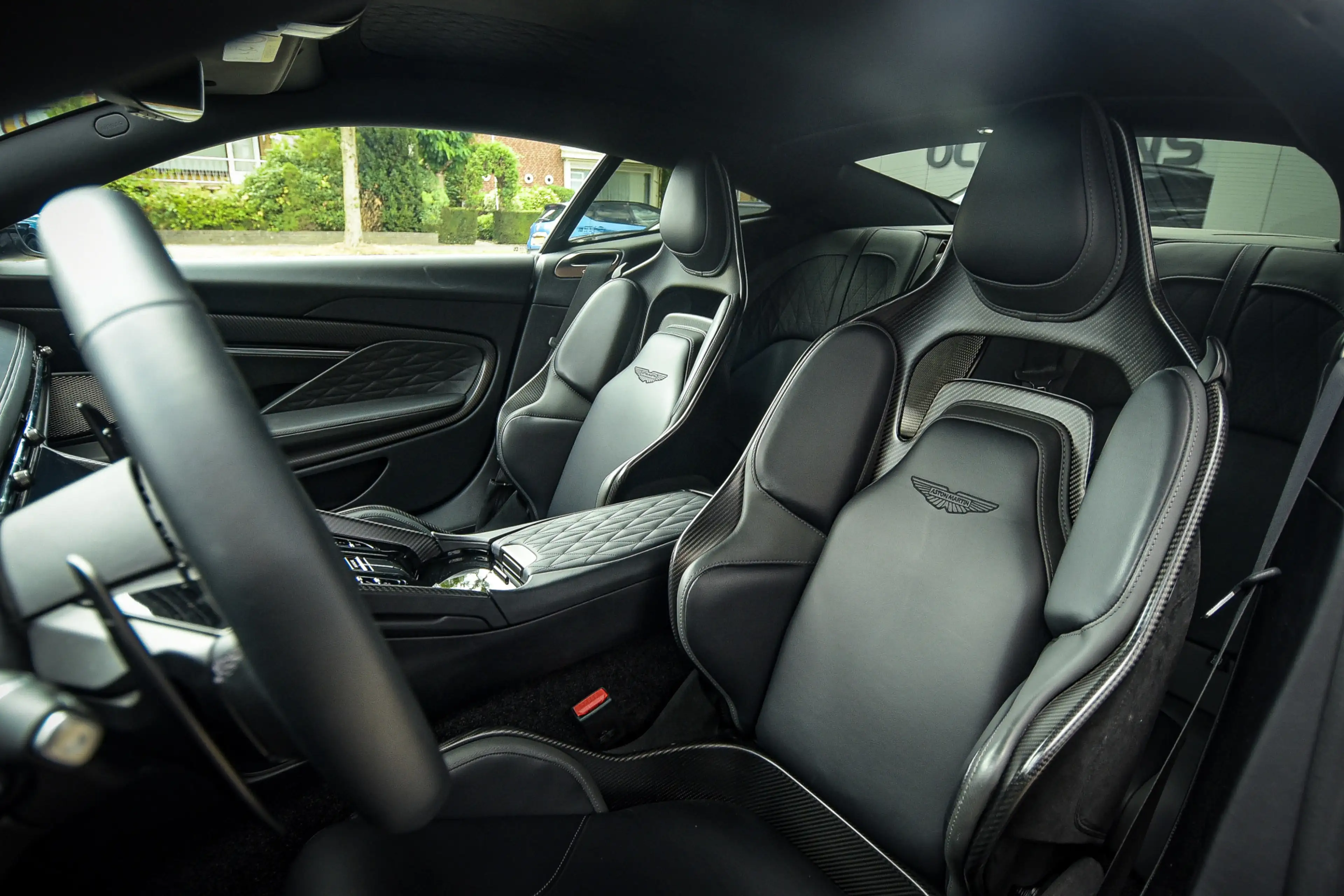 Aston Martin DB12 4.0 V8 — photo 7