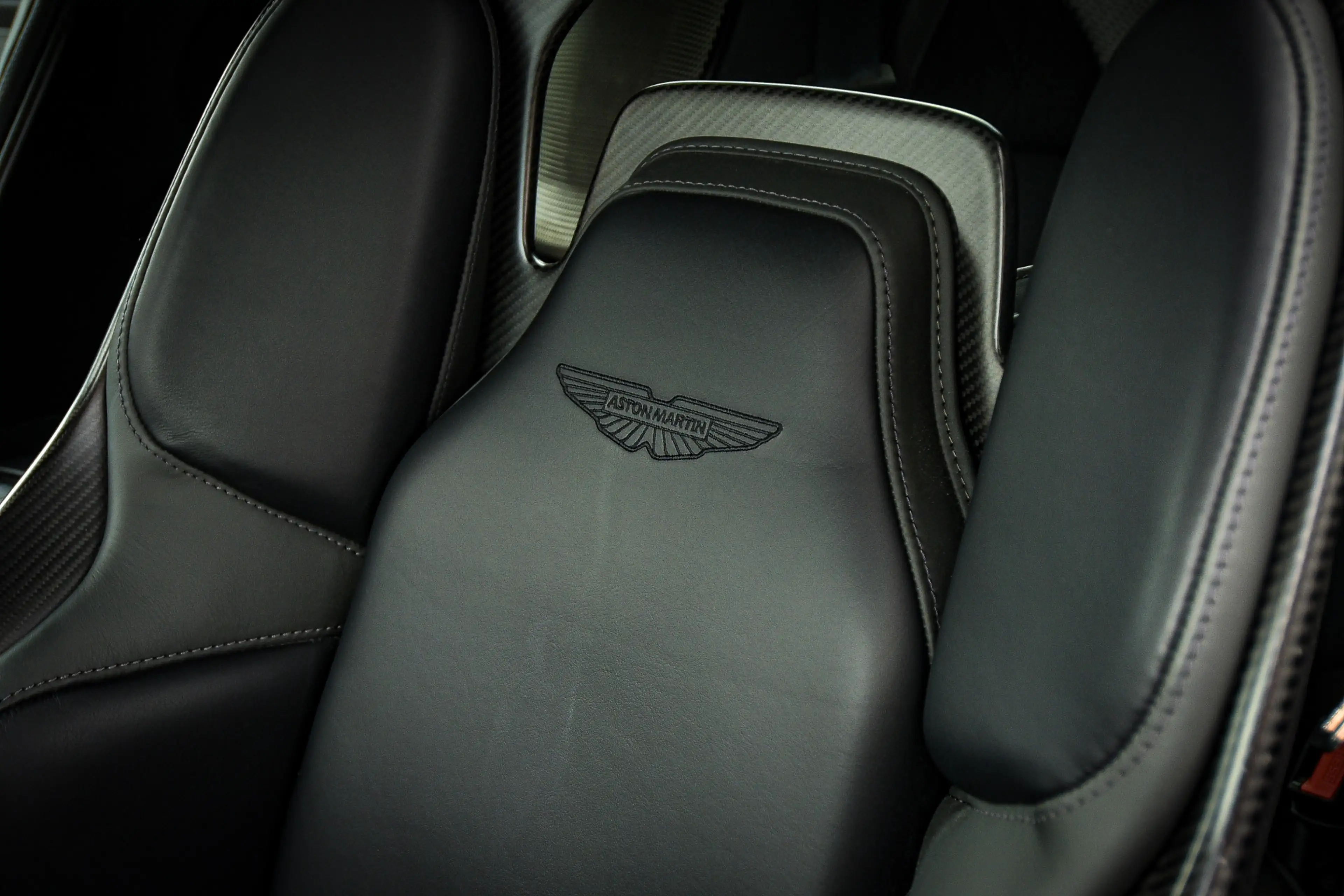 Aston Martin DB12 4.0 V8 — photo 8