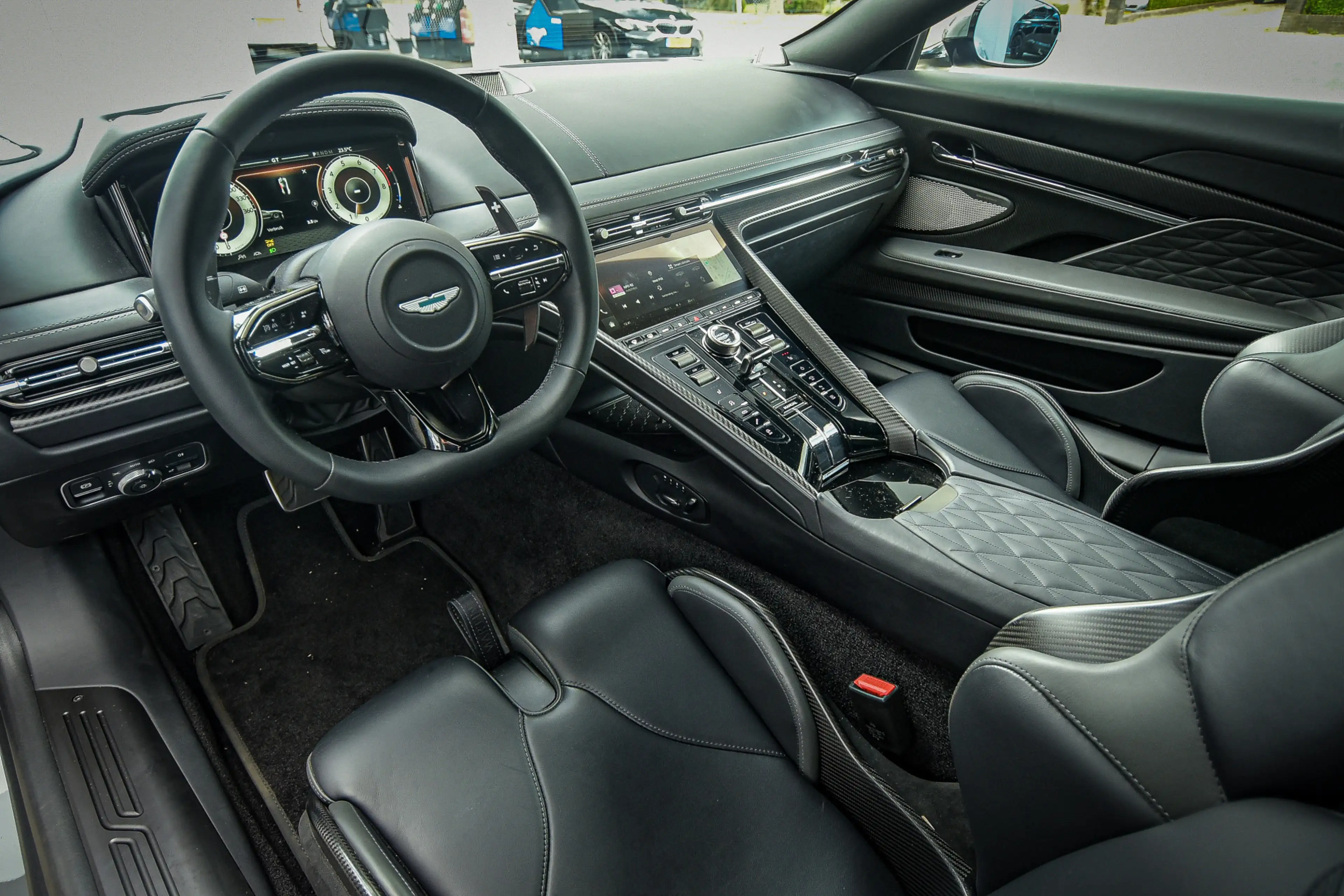 Aston Martin DB12 4.0 V8 — photo 9