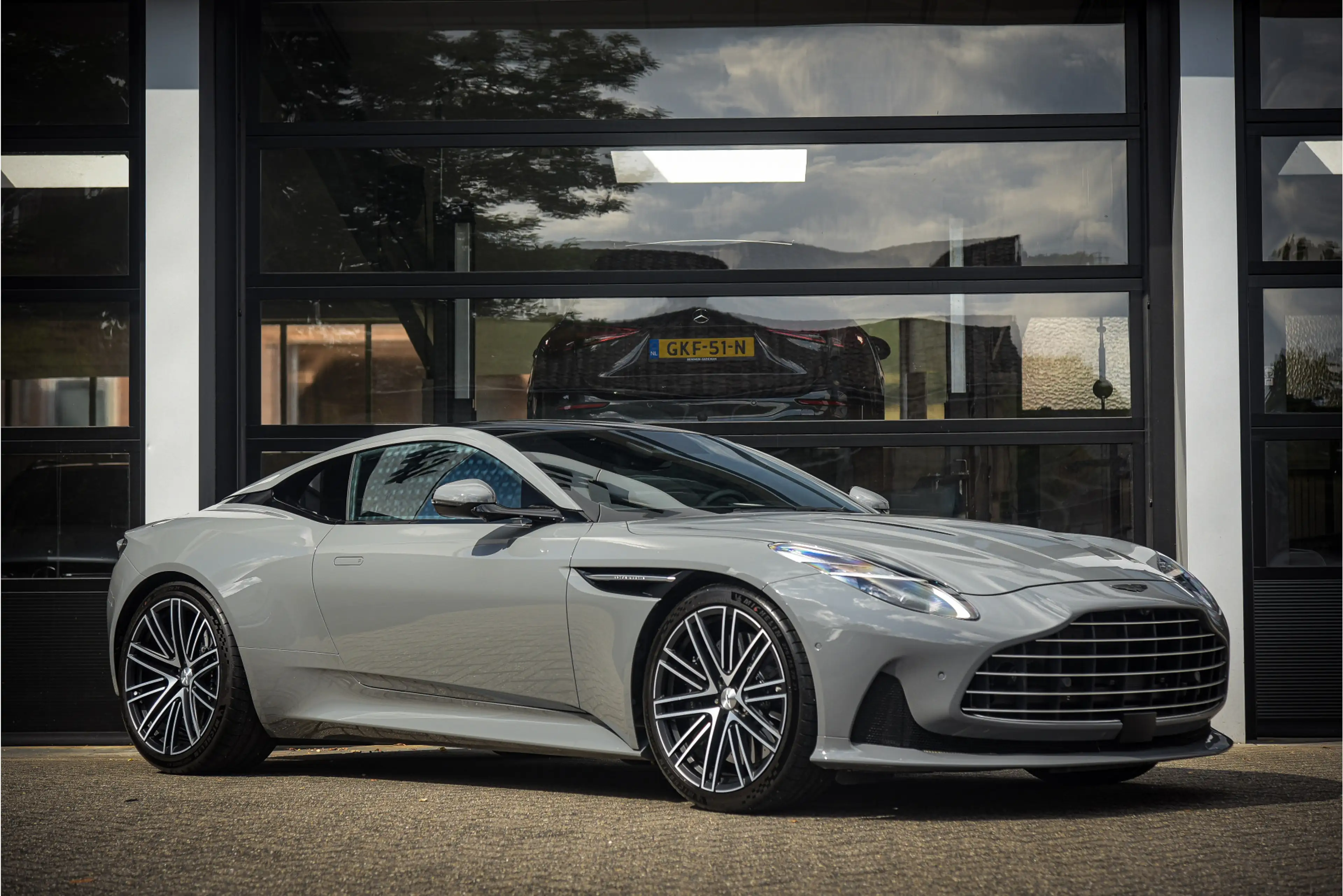 Aston Martin DB12 4.0 V8