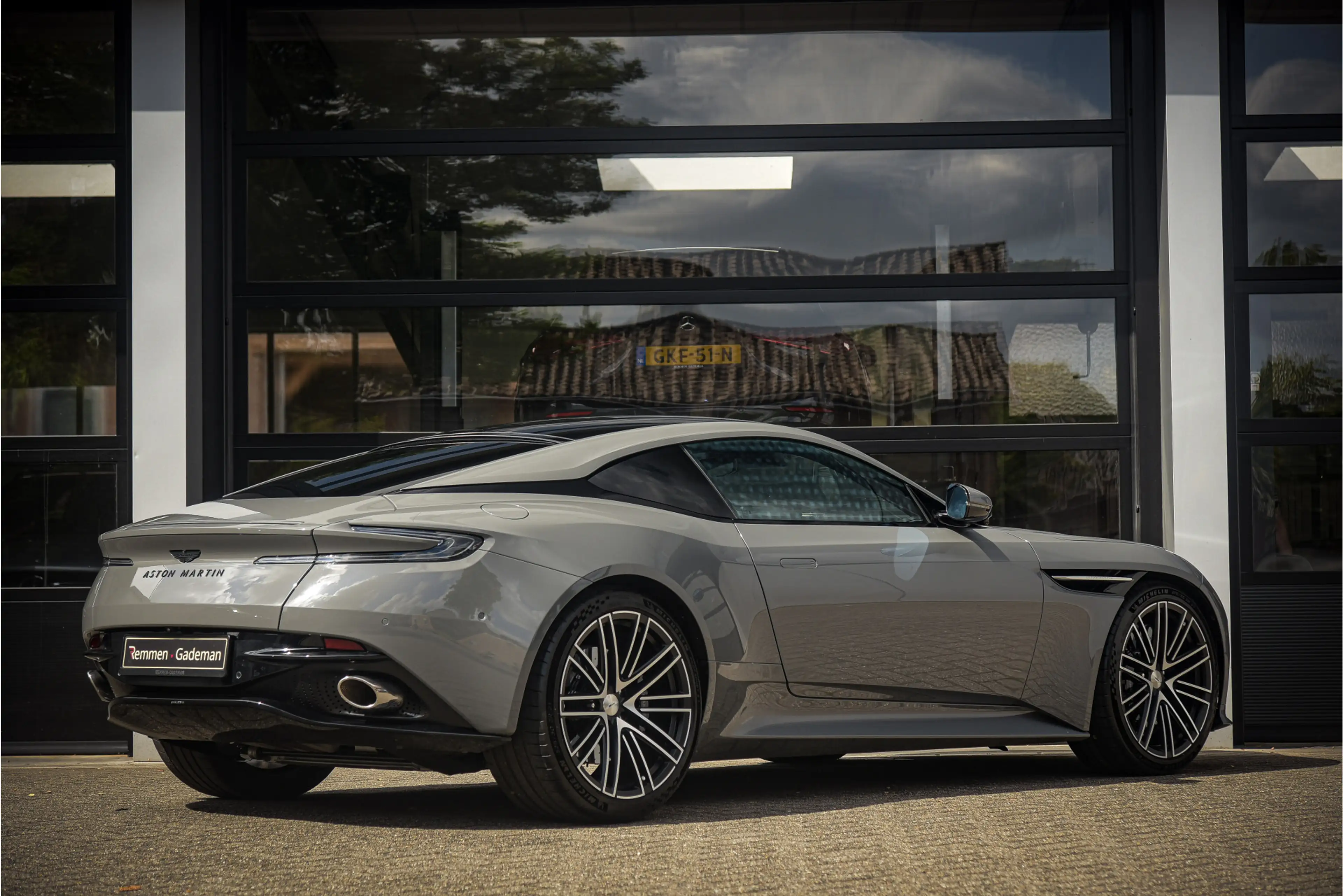 Aston Martin DB12 4.0 V8 — photo 4