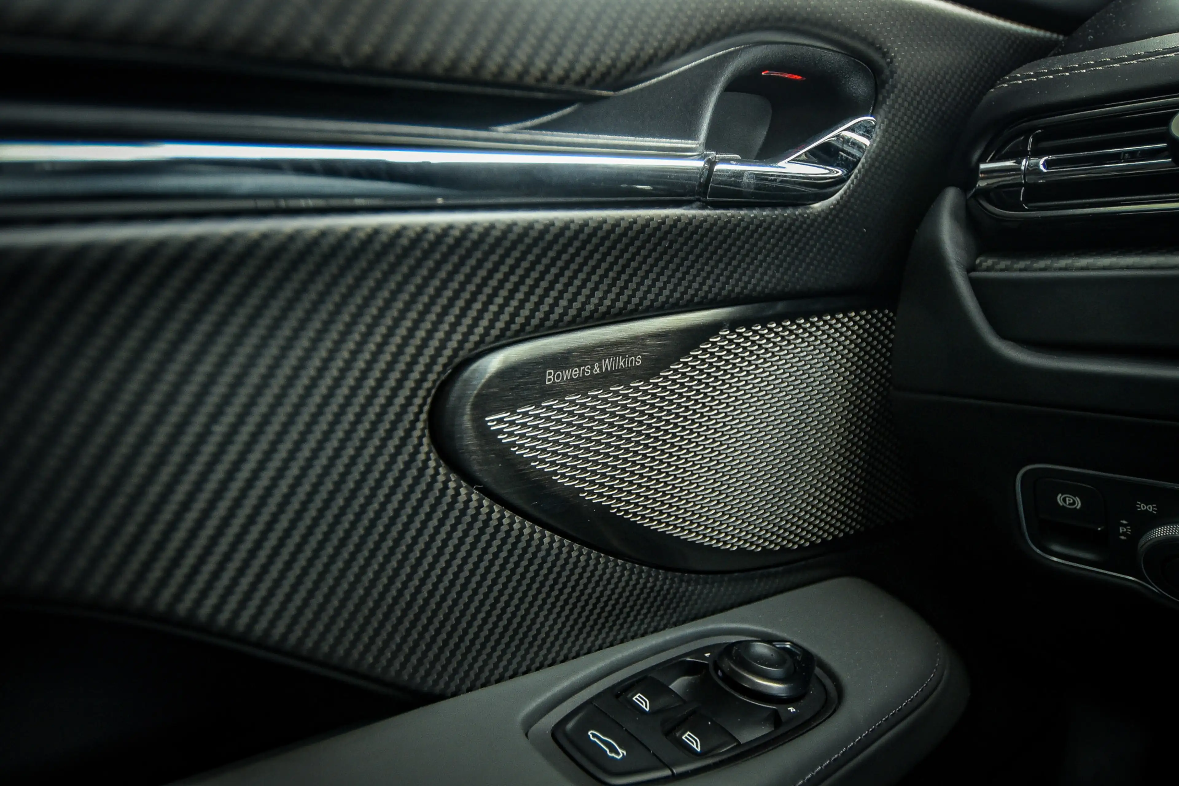 Aston Martin DB12 4.0 V8 — photo 11