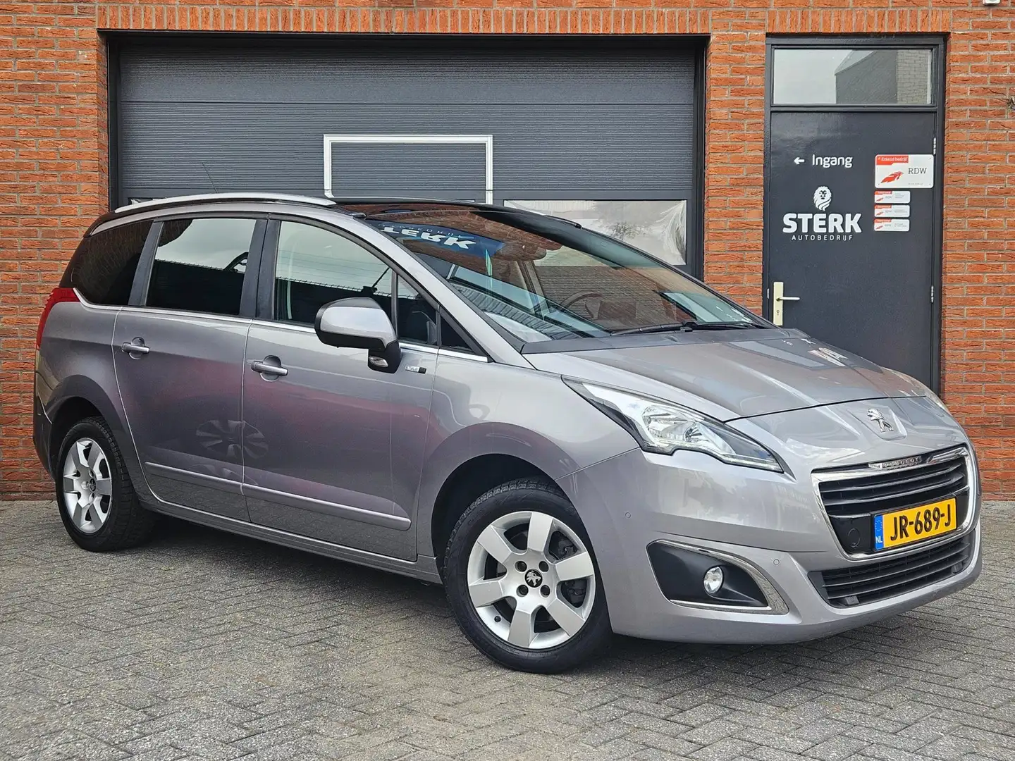 Peugeot 5008 1.2 PureTech Style 7p. Pano Navi Camera Grau - 1