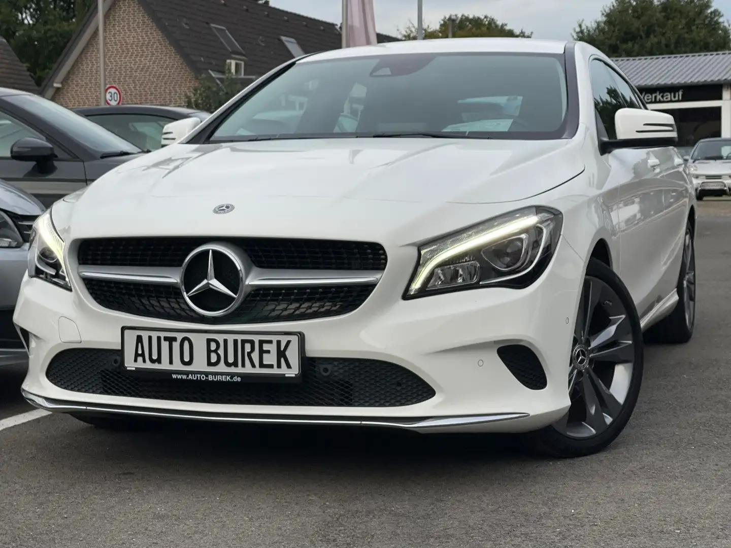 Mercedes-Benz CLA 180 7G-DCT Urban LED COMAND AHK CarPlay Weiß - 1