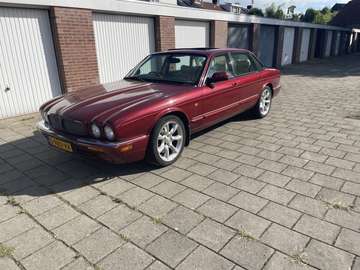 XJR 4.0 V8