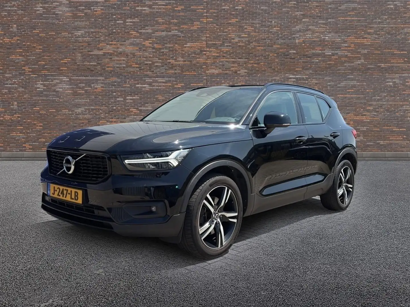 Volvo XC40 2.0 D4 AWD R-Design ECC LEDER LMV NAVI Zwart - 2