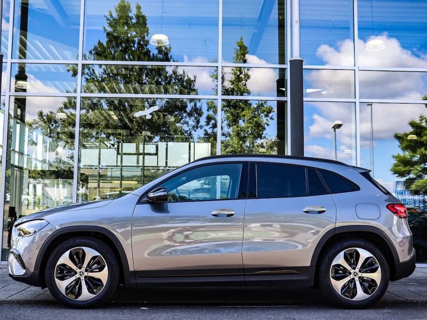 Mercedes-Benz GLA 180 ProgressiveAdvancedPlus AHK/Kamera Grau - 2