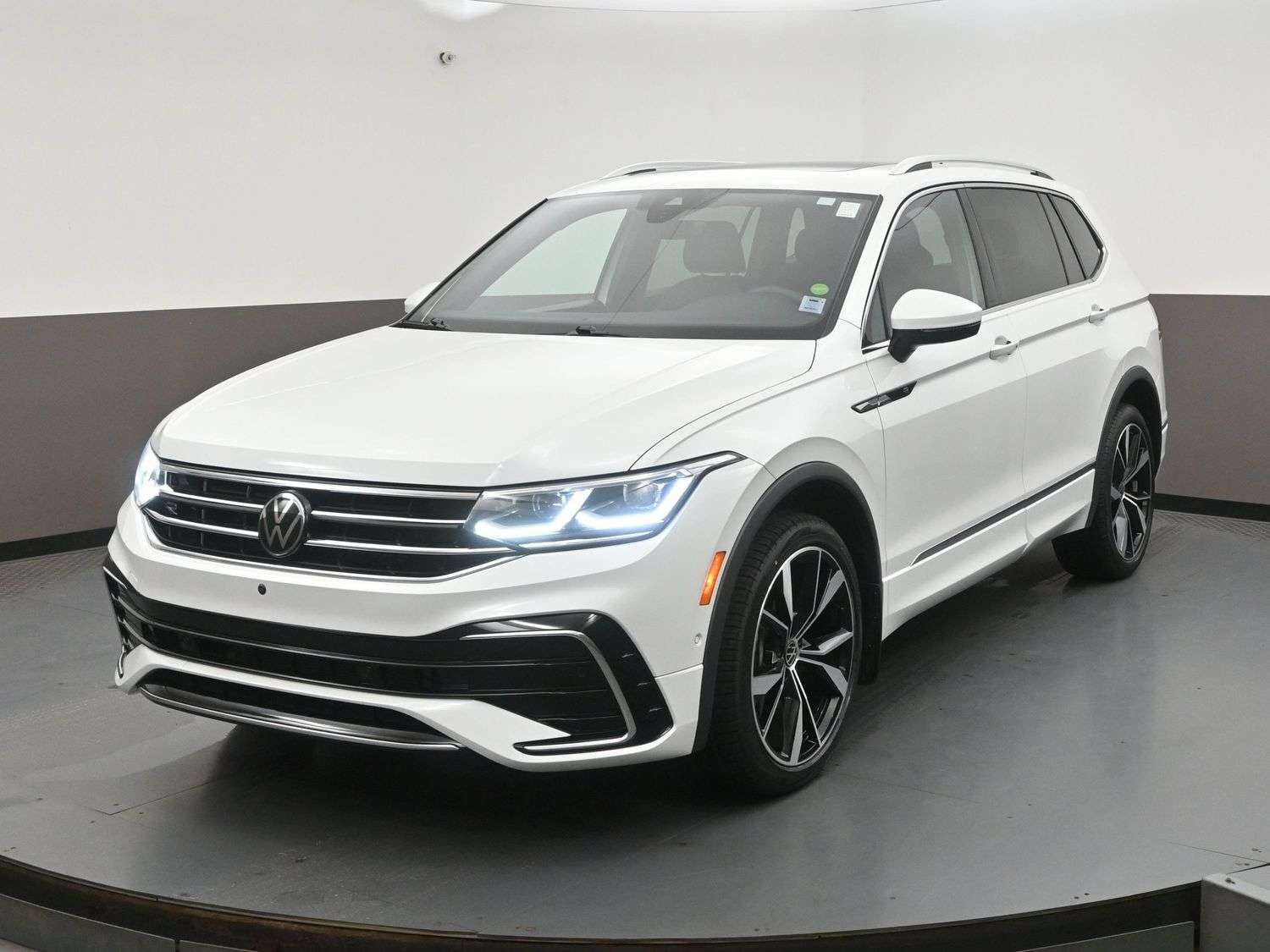2024 Volkswagen Tiguan HIGHLINE R-LINE 4MOTION 3RD ROW PACKAGE, PANORAMIC — снимка 1