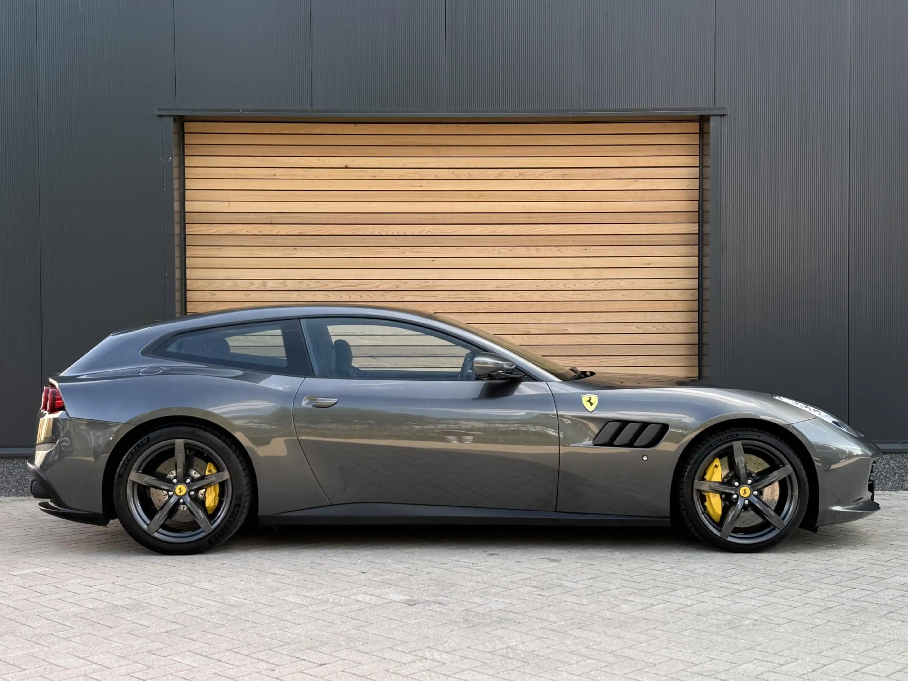 Ferrari GTC4 Lusso GTC4Lusso T 3.9 V8 LIFT|PANO|P.DISPLAY|CARBON — photo 2