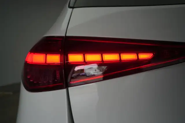 Mercedes-Benz C-Class view 11