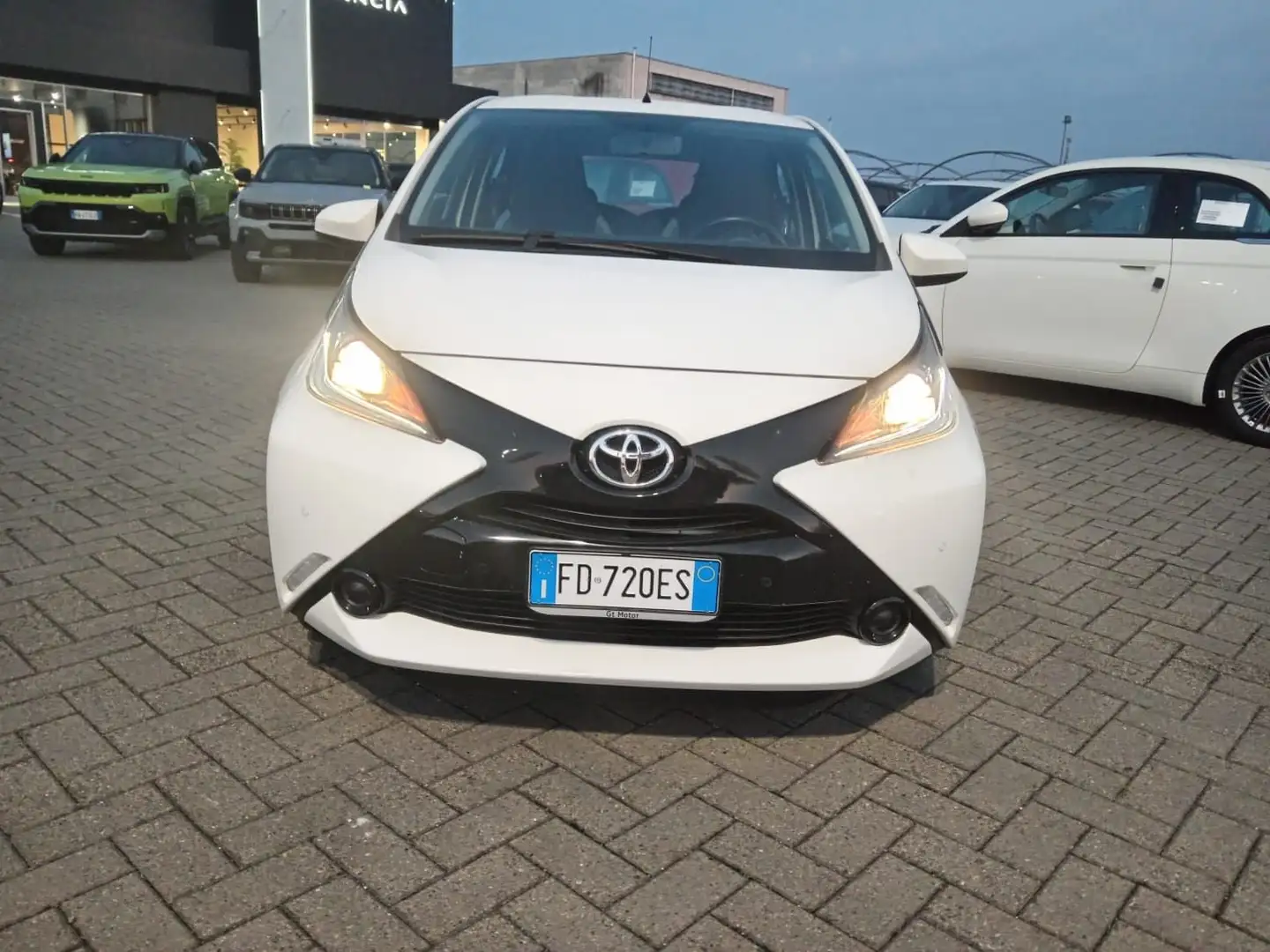 Toyota Aygo Aygo 1.0 VVT-i 69 CV 5 porte Weiß - 2