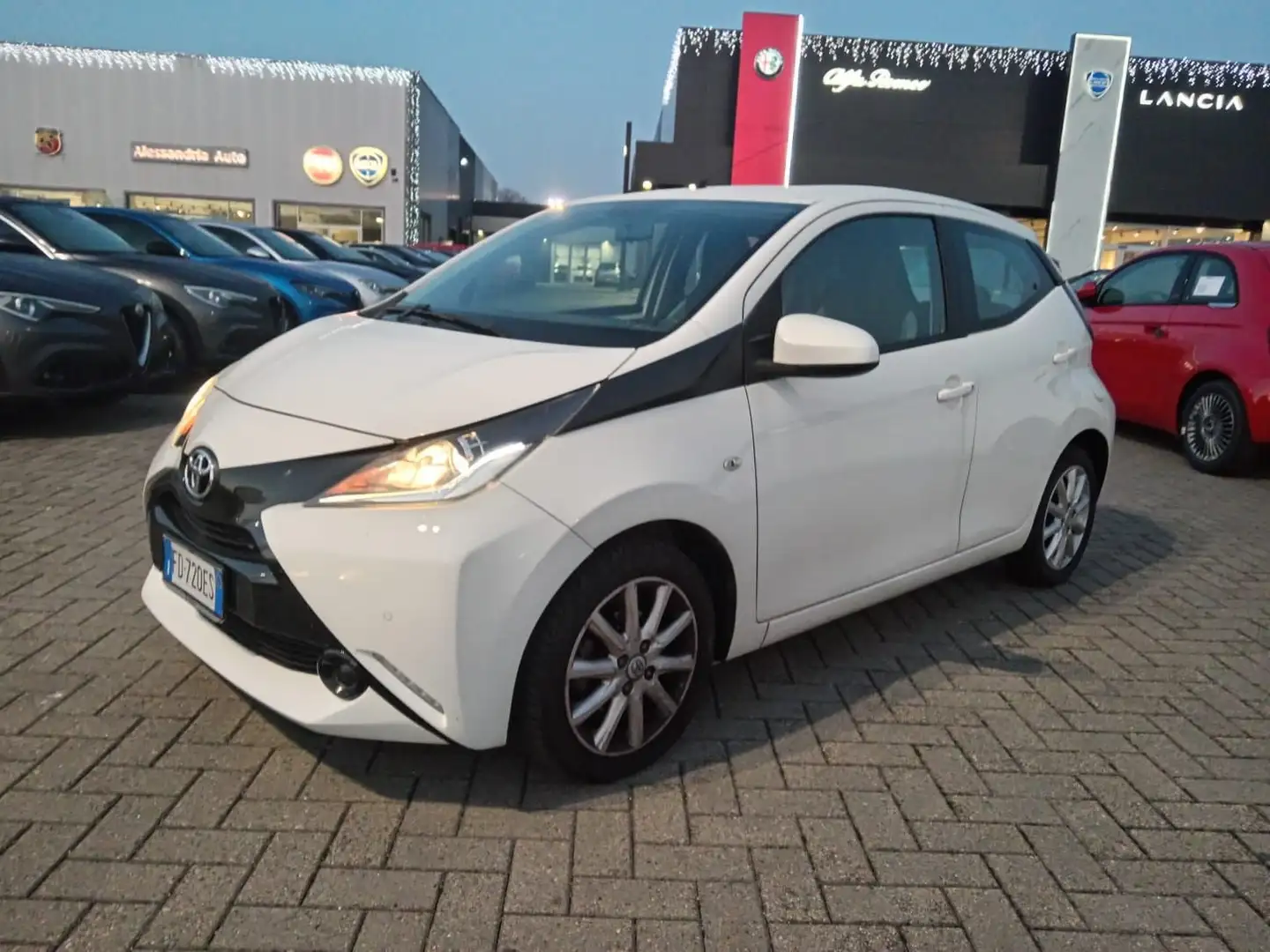 Toyota Aygo Aygo 1.0 VVT-i 69 CV 5 porte Weiß - 1