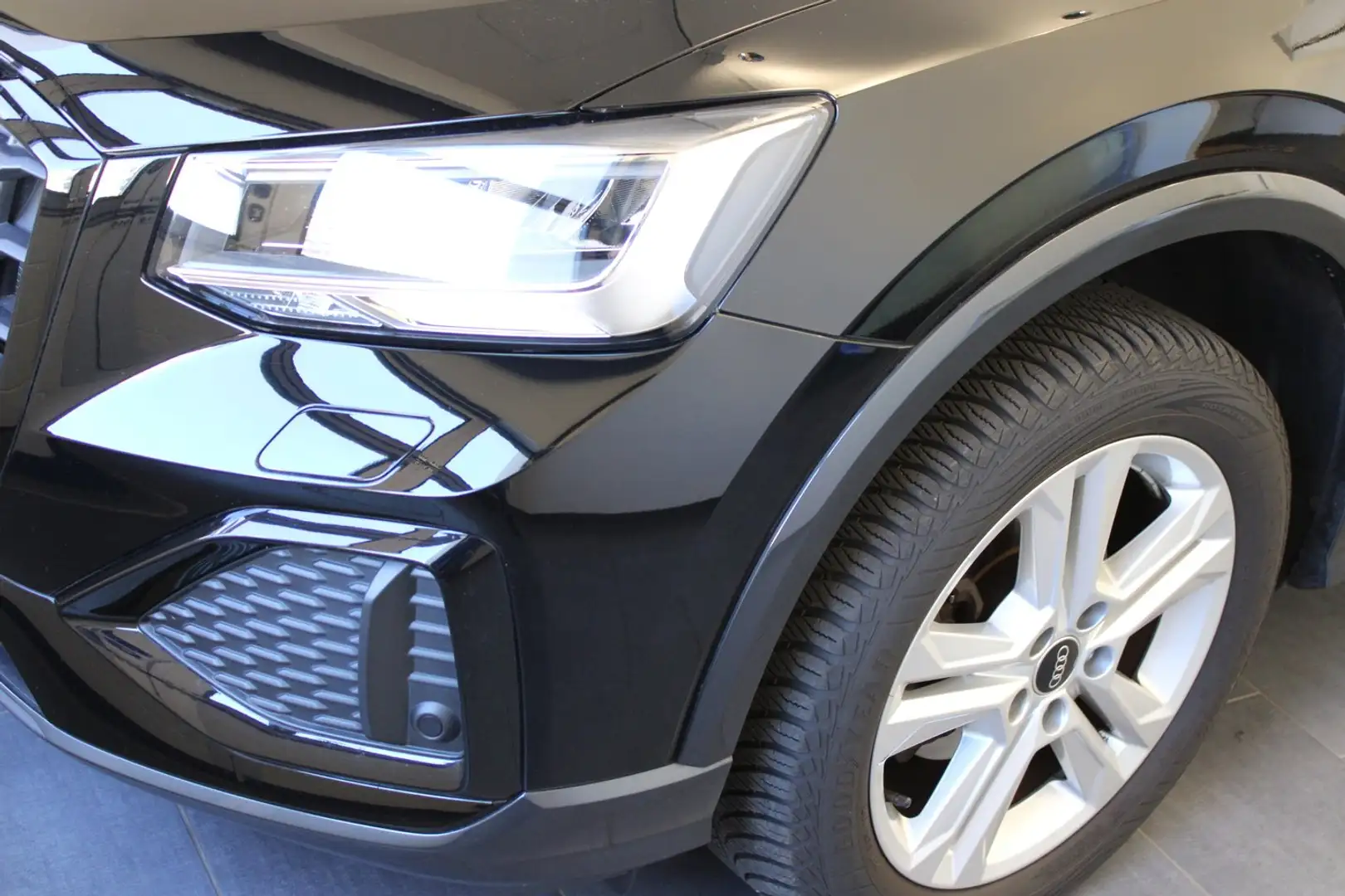 Audi Q2 35 TFSI intense Schwarz - 2