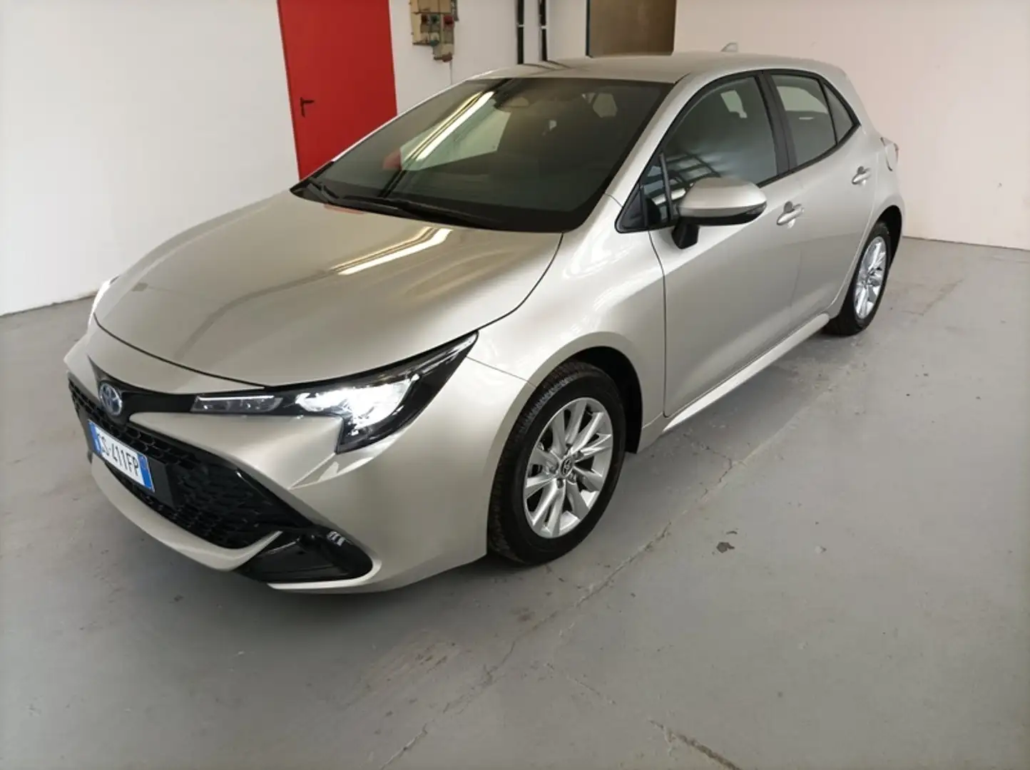 Toyota Corolla 1.8 VVT-i Hybrid Active srebrna - 1
