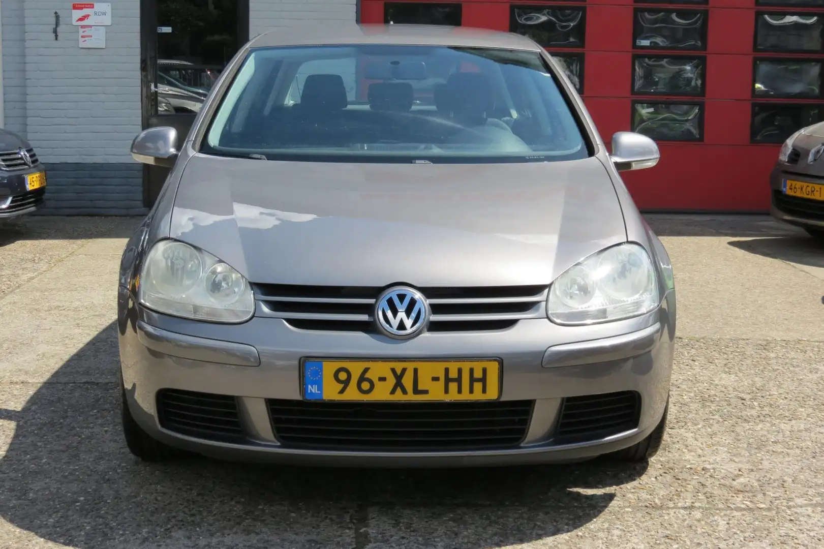 Volkswagen Golf 1.6 FSI Optive 3, NAVI , 5 DEURS , AIRCO Grijs - 2