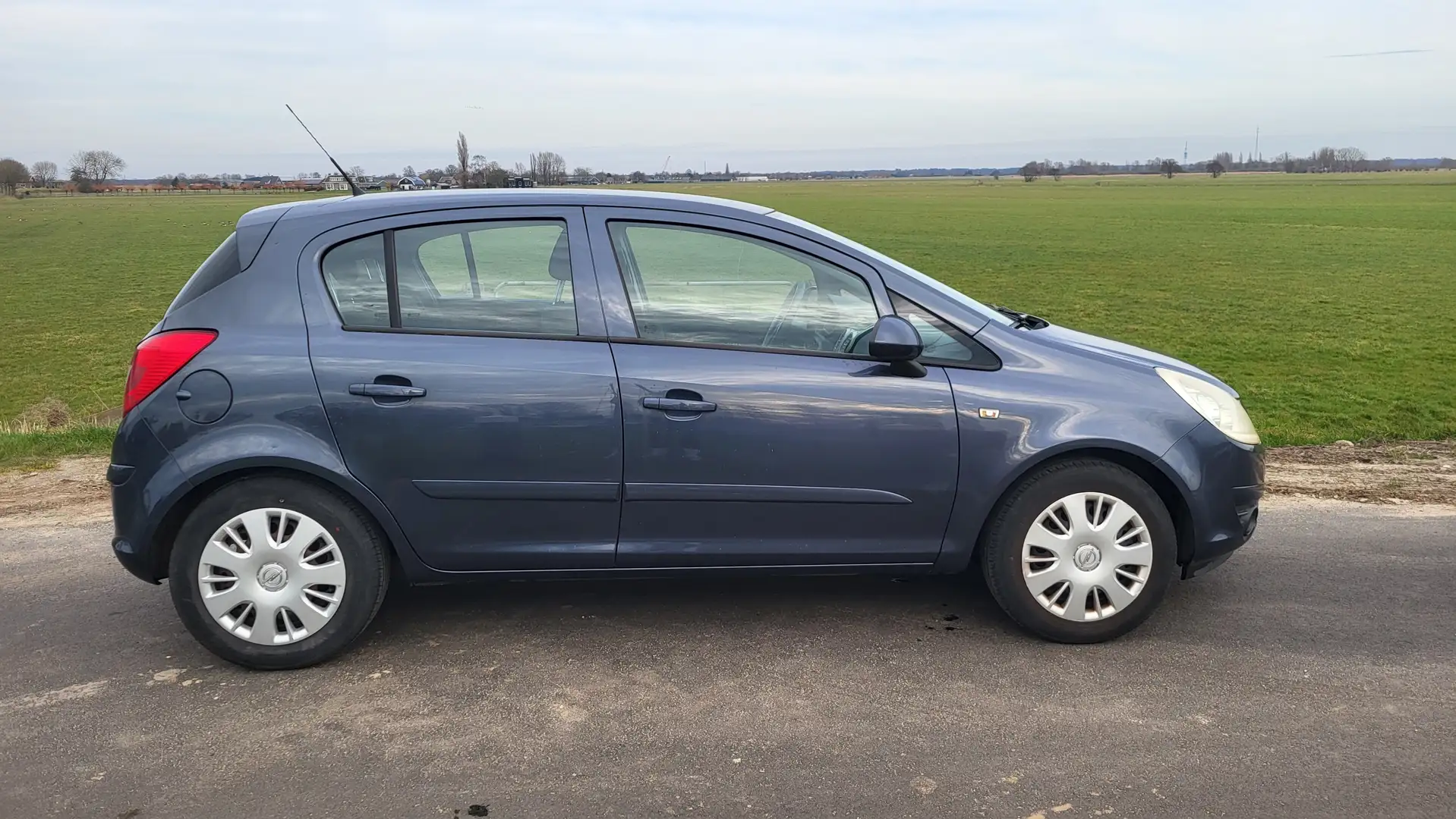 Opel Corsa Corsa+1.4-16V+Enjoy Zilver - 2