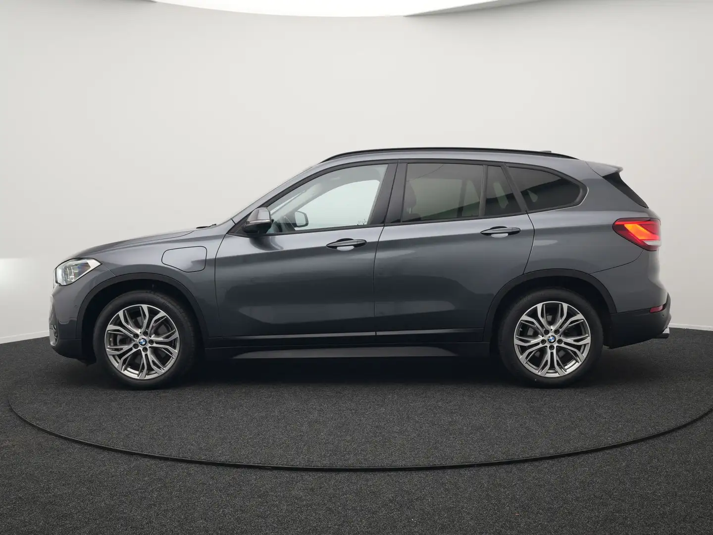 BMW X1 xDrive25e Executive Plug In Hybrid 221pk PHEV | Cr Zwart - 2