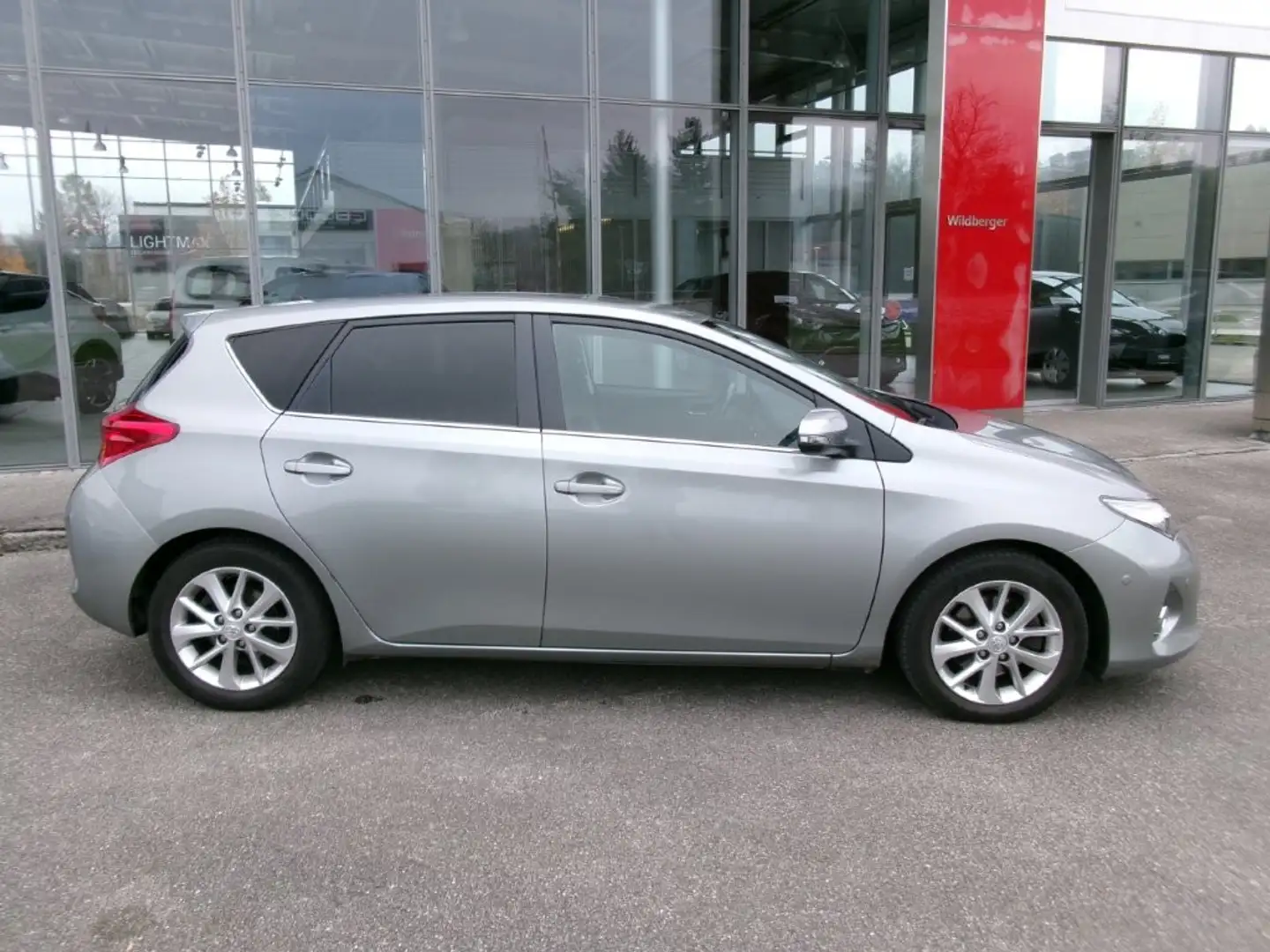 Toyota Auris Auris 2,0 D-4D 5tg Lounge !!!SERVICEGEPFLEGT !!! Grau - 2