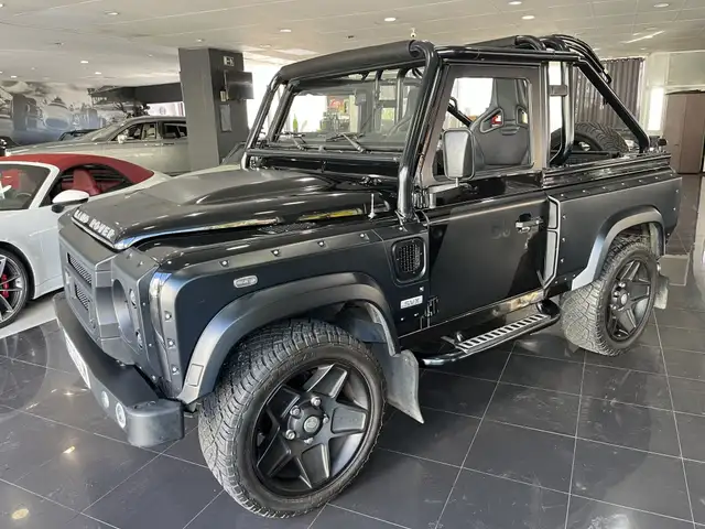 Land Rover Defender main image