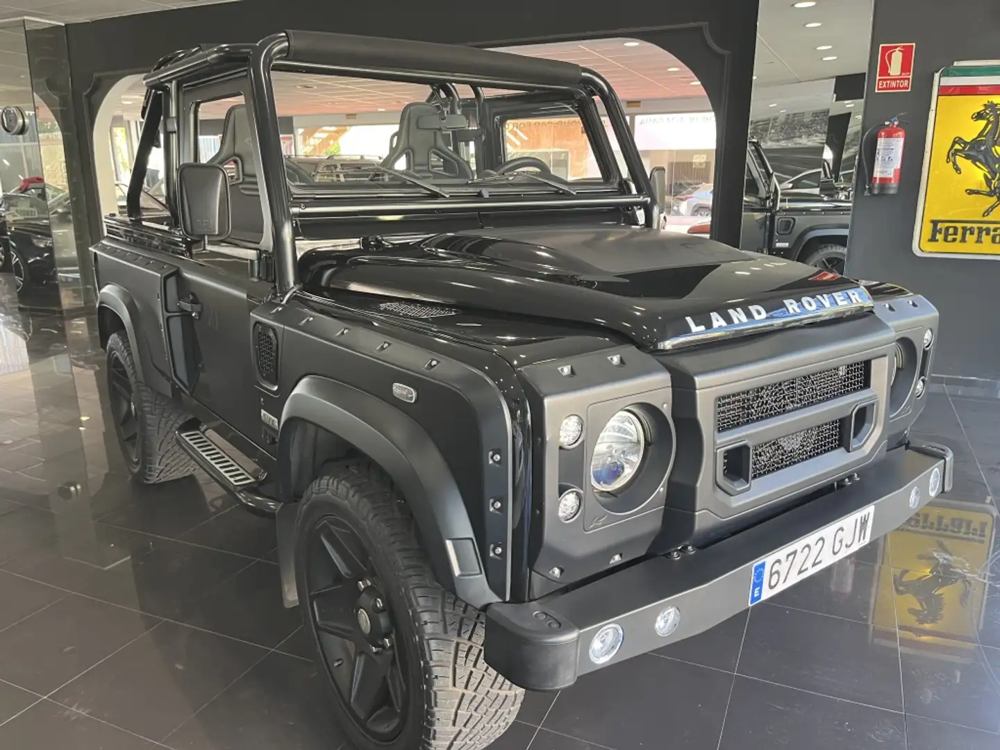 Land Rover Defender 90 SW SVX Schwarz - 2