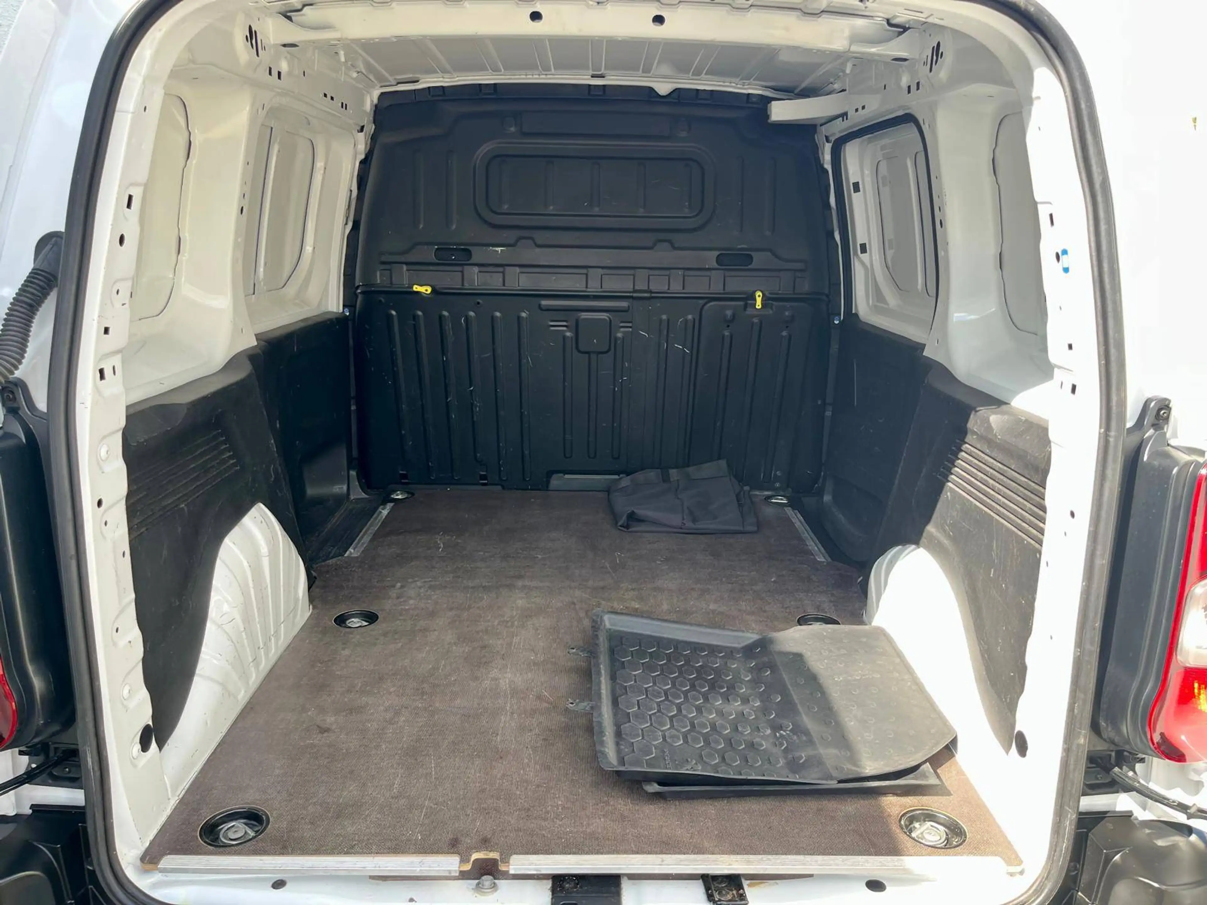 Peugeot Partner 1.2 PureTech L1 Premium BOITE-AUTO/3Pl./CLIM/BLUETOOTH/PLANCHER/PDC/CRUISE — photo 6