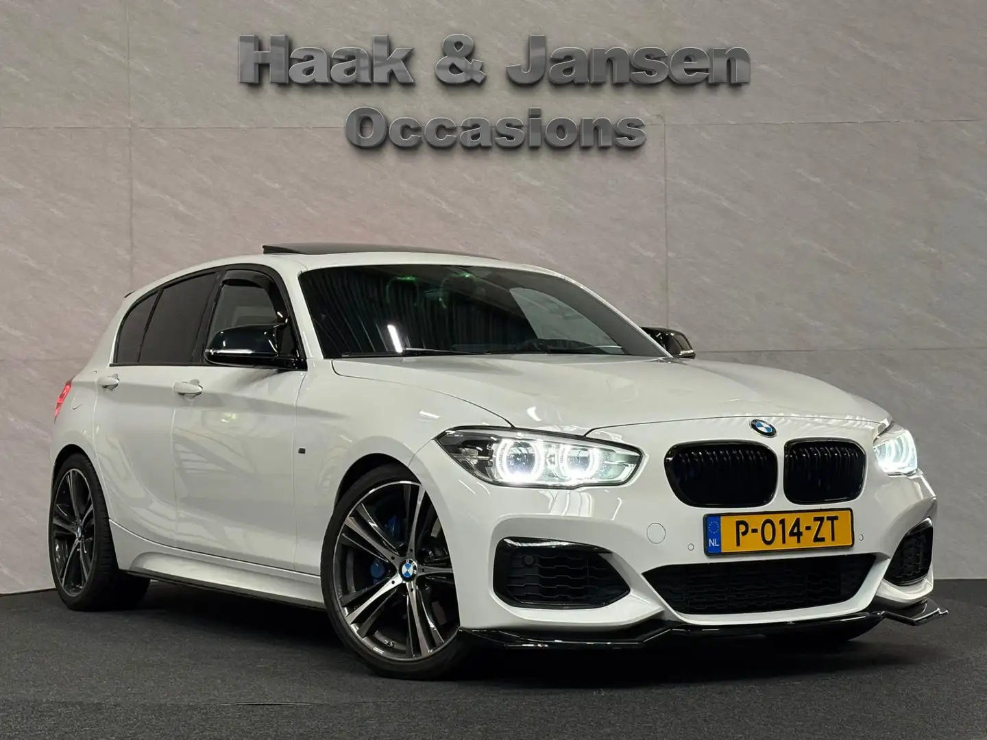 BMW 135 1-serie M135i xDrive Panoramadak Alcantara M-sport Wit - 2