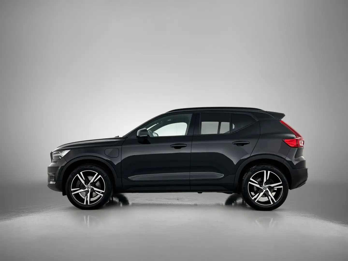 Volvo XC40 1.5 T5 Recharge R-Design Zwart - 2