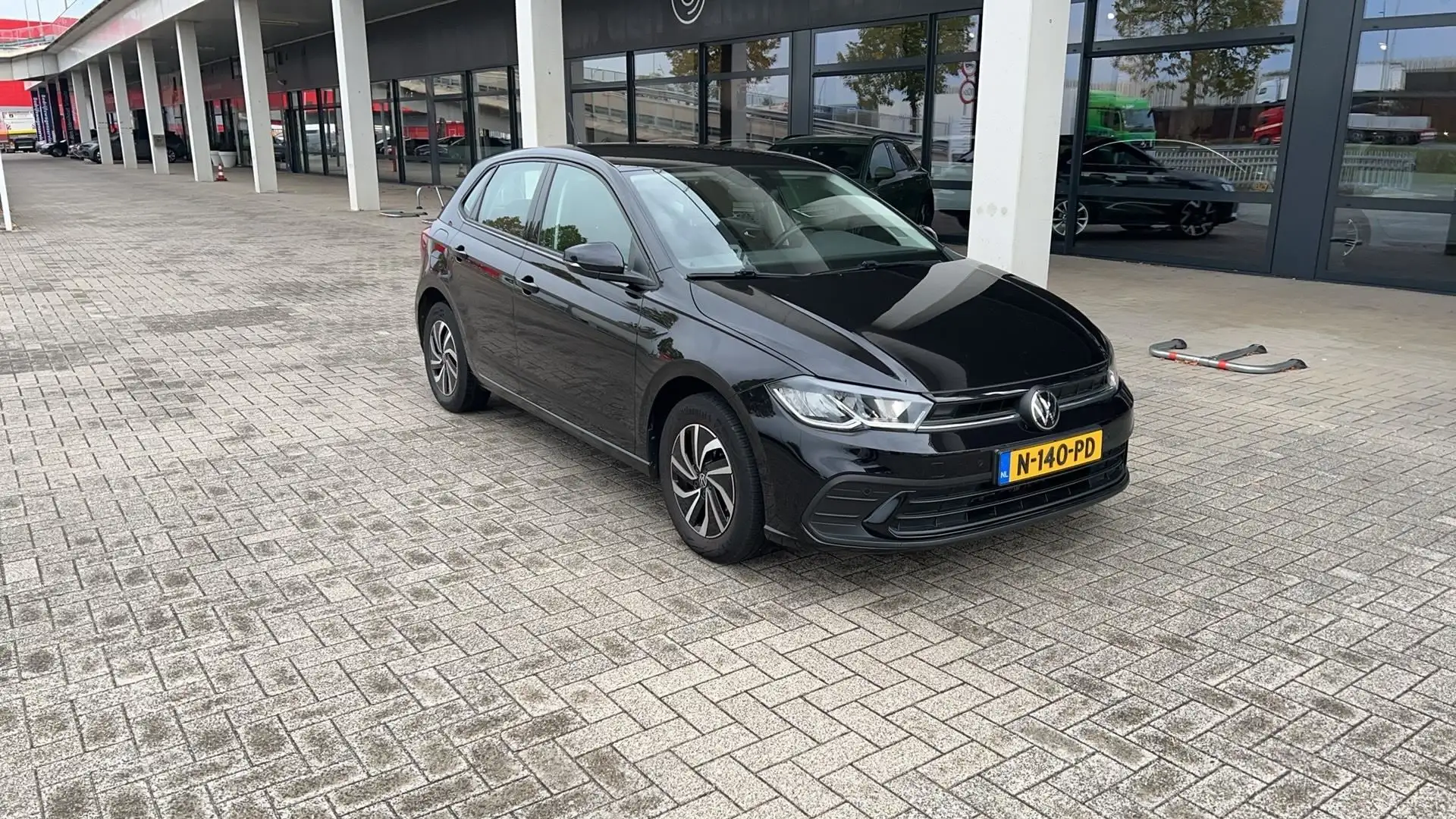 Volkswagen Polo 1.0 TSI 96pk Life | App Connect | inklapbare spieg Zwart - 2