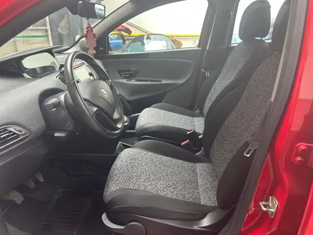 Lancia Ypsilon view 10