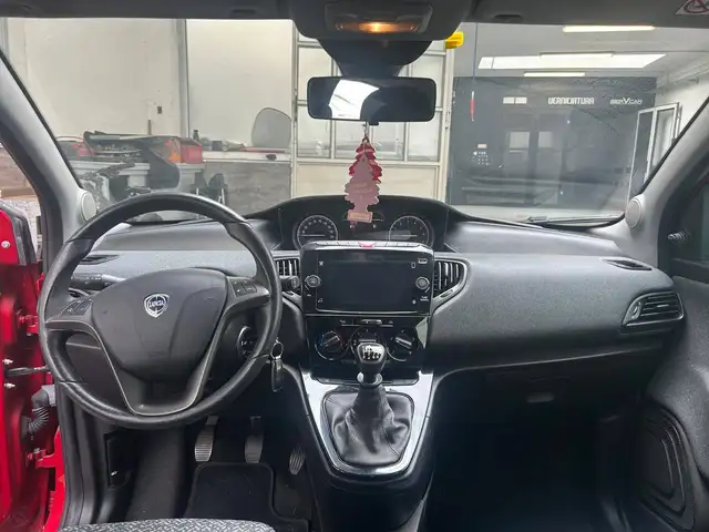 Lancia Ypsilon view 9