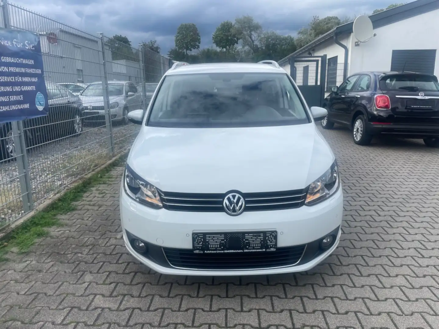 Volkswagen Touran Van/Kleinbus in Weiß gebraucht in Weinheim für