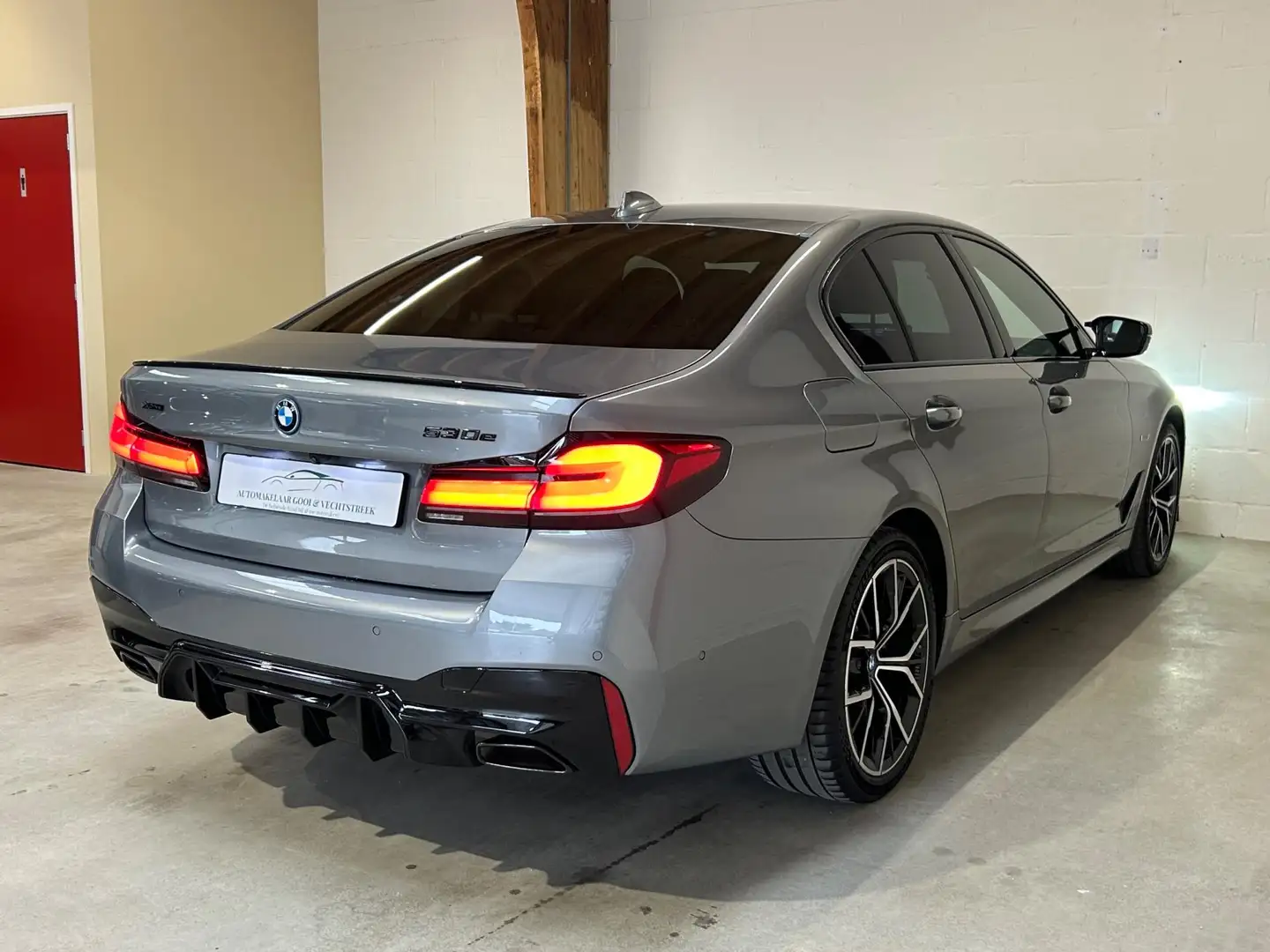 BMW 530 5-serie 530e xDrive M-Sport - Trekhaak - Camera - Grijs - 2