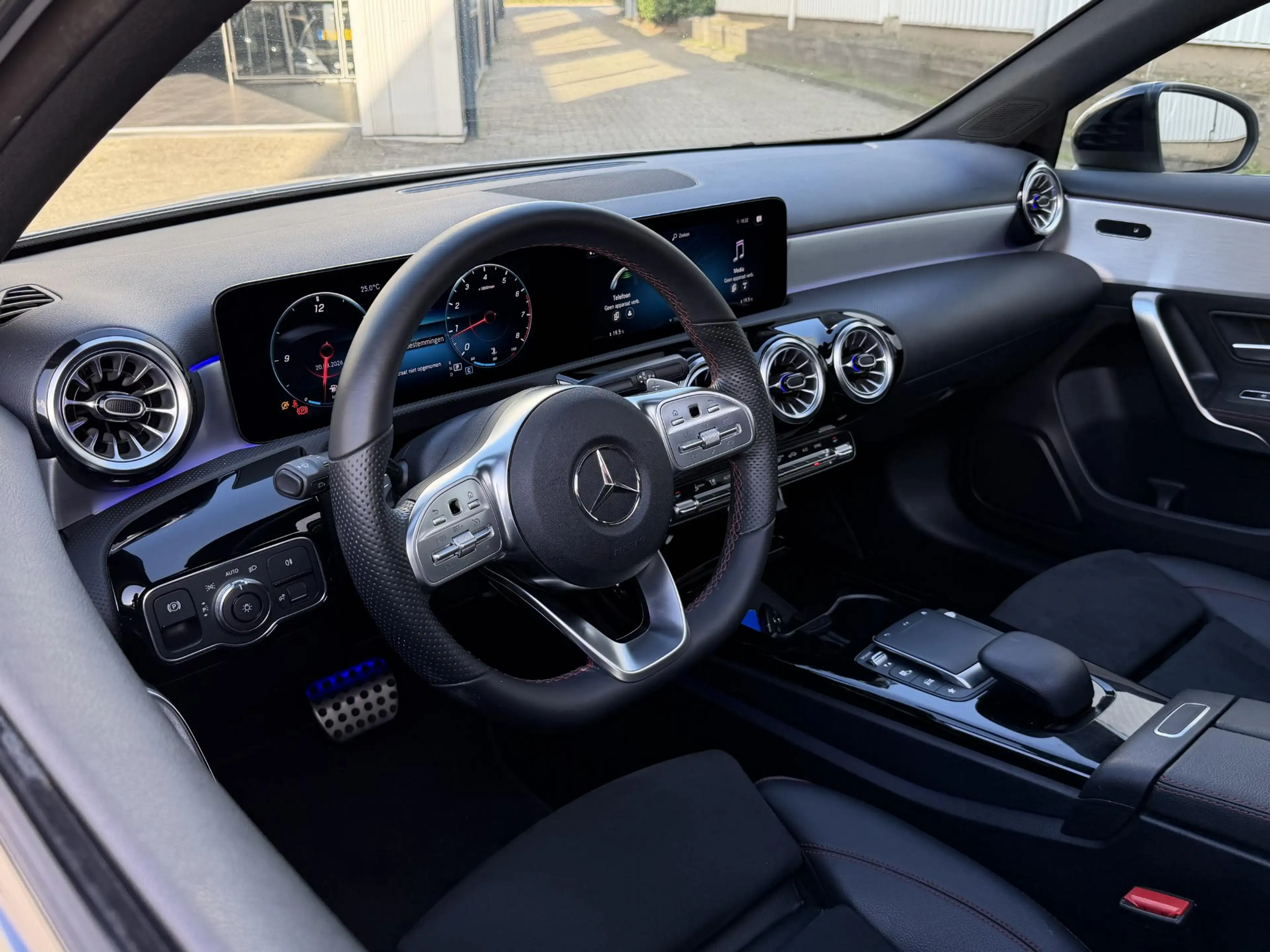 Mercedes-Benz A 180 Premium AMG Line | Pano-Dak/Sfeer/Camera/18-inch — photo 32