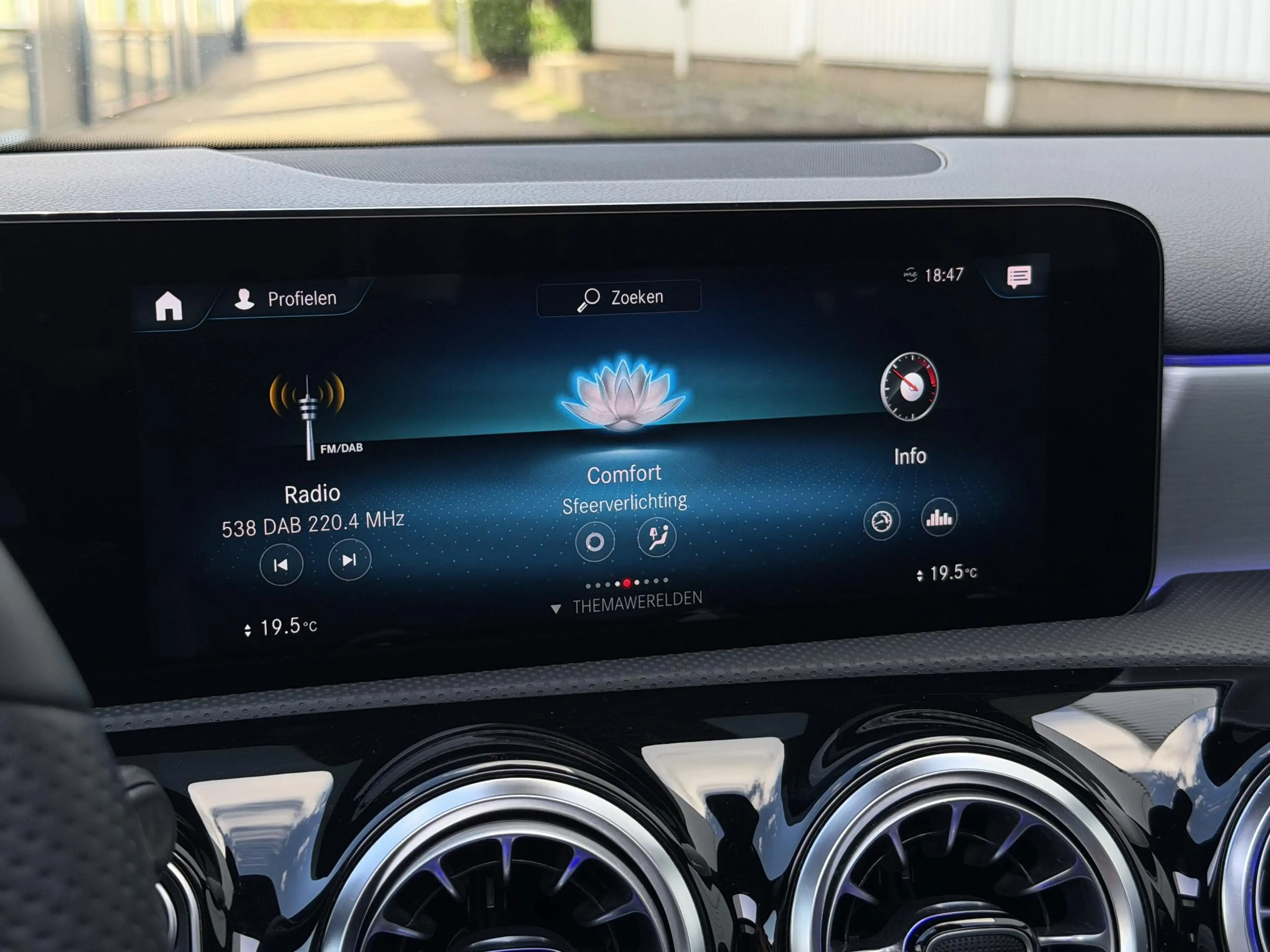 Mercedes-Benz A 180 Premium AMG Line | Pano-Dak/Sfeer/Camera/18-inch — photo 30