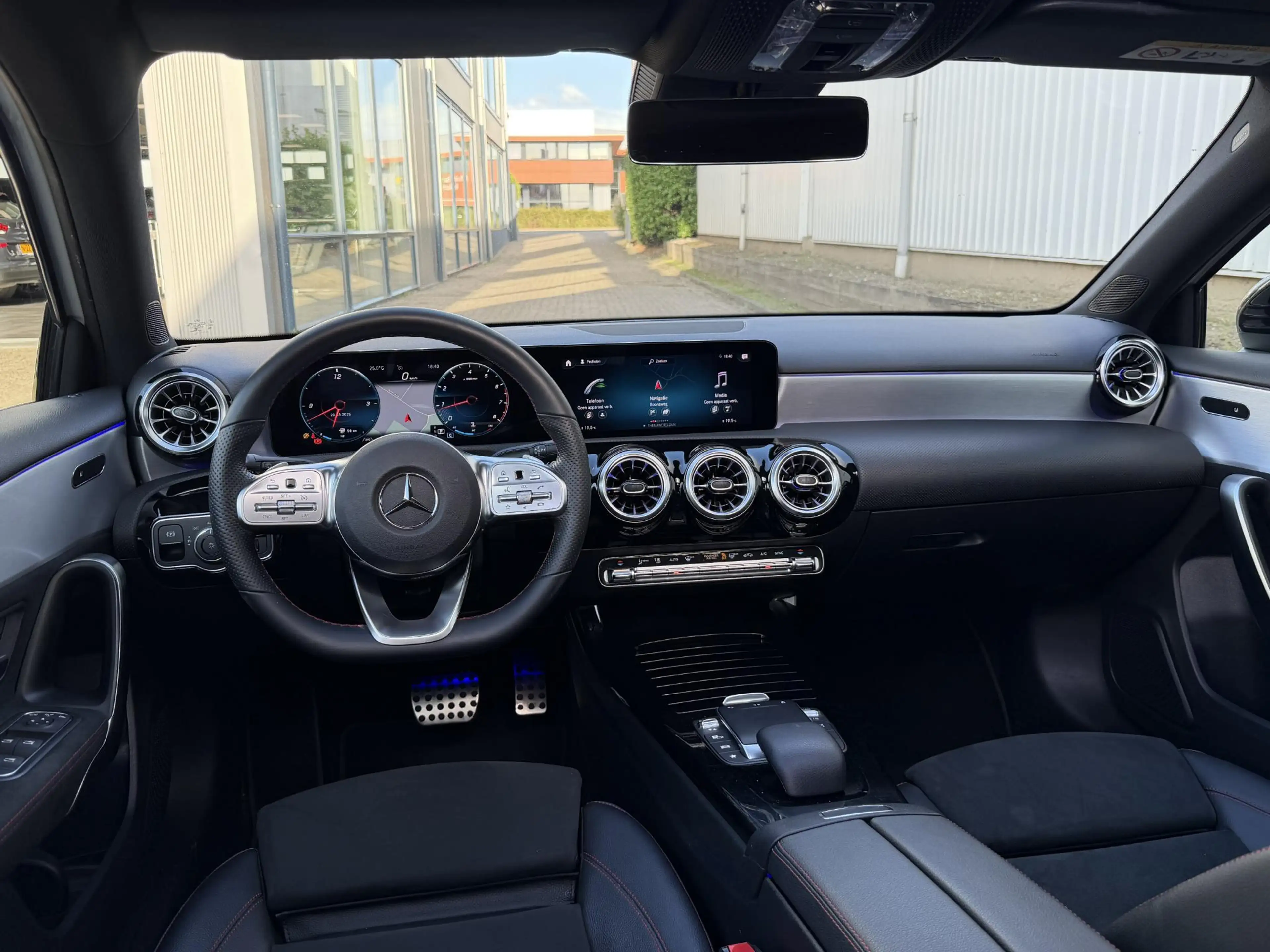 Mercedes-Benz A 180 Premium AMG Line | Pano-Dak/Sfeer/Camera/18-inch — photo 3