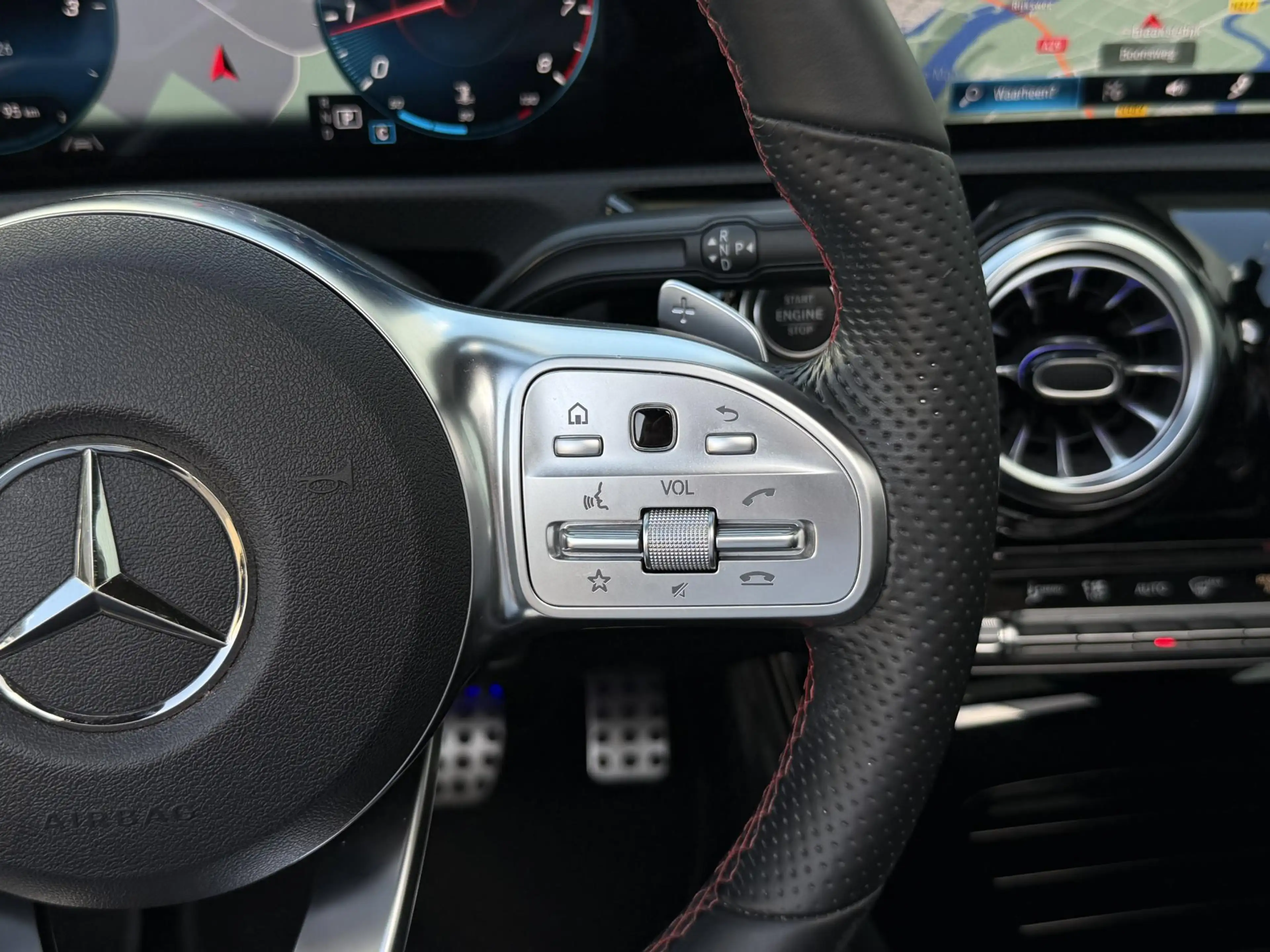 Mercedes-Benz A 180 Premium AMG Line | Pano-Dak/Sfeer/Camera/18-inch — photo 6