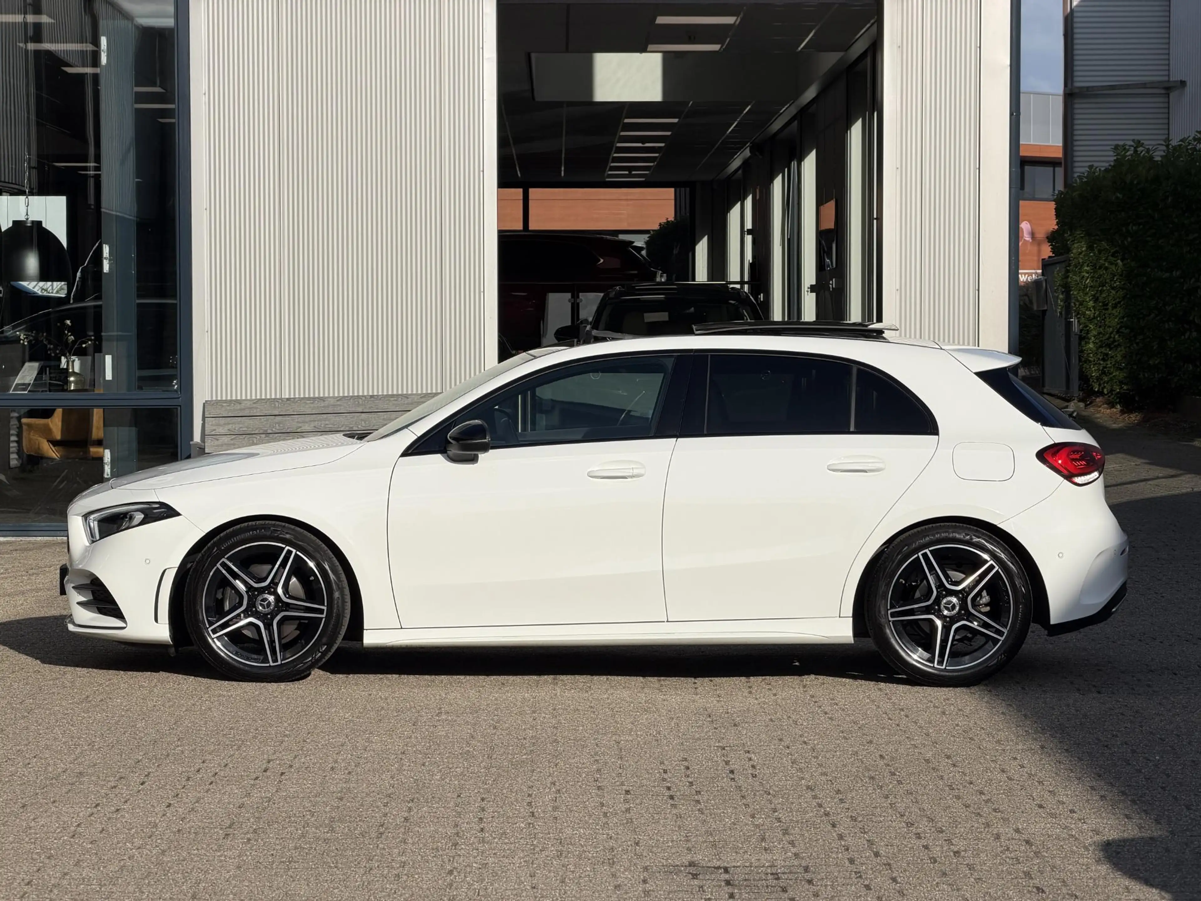 Mercedes-Benz A 180 Premium AMG Line | Pano-Dak/Sfeer/Camera/18-inch — photo 34